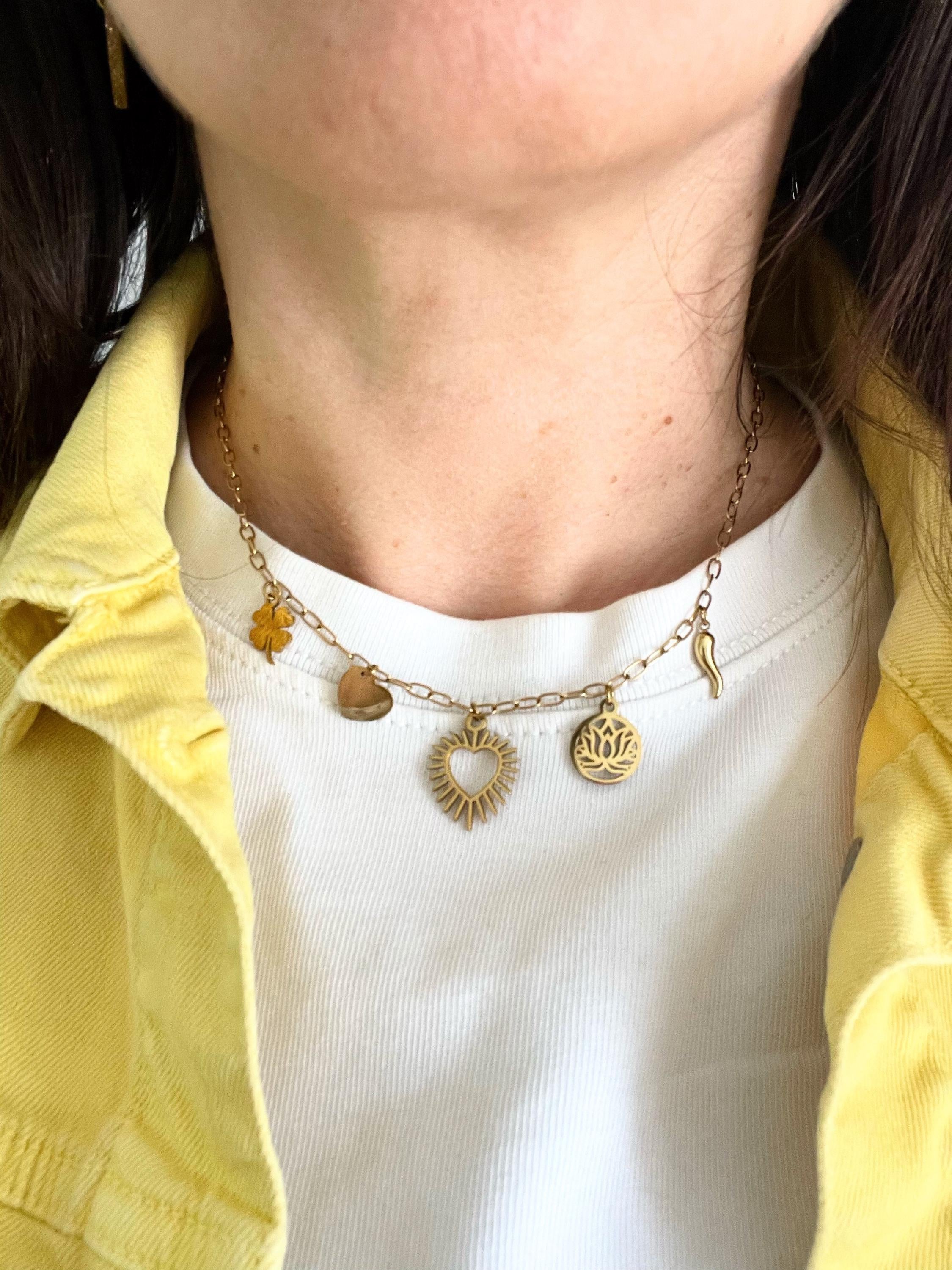 Collier ras de cou breloques dorées – Acier inoxydable