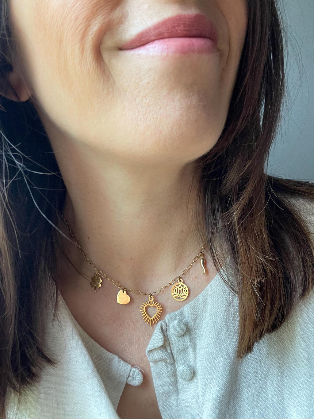 Collier ras de cou breloques dorées – Acier inoxydable