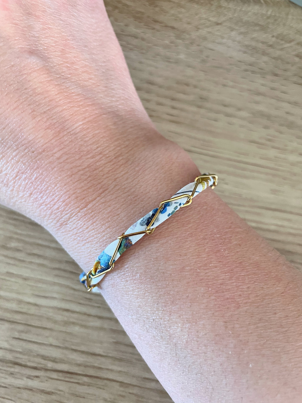 Bracelet Coton & Chaîne Dorée – Bleu & Blanc | Ajustable