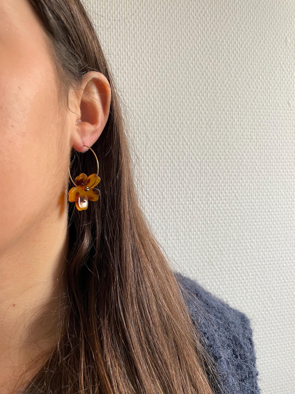 Créoles Fines Fleur Marron & Perles Dorées – Acier Inoxydable