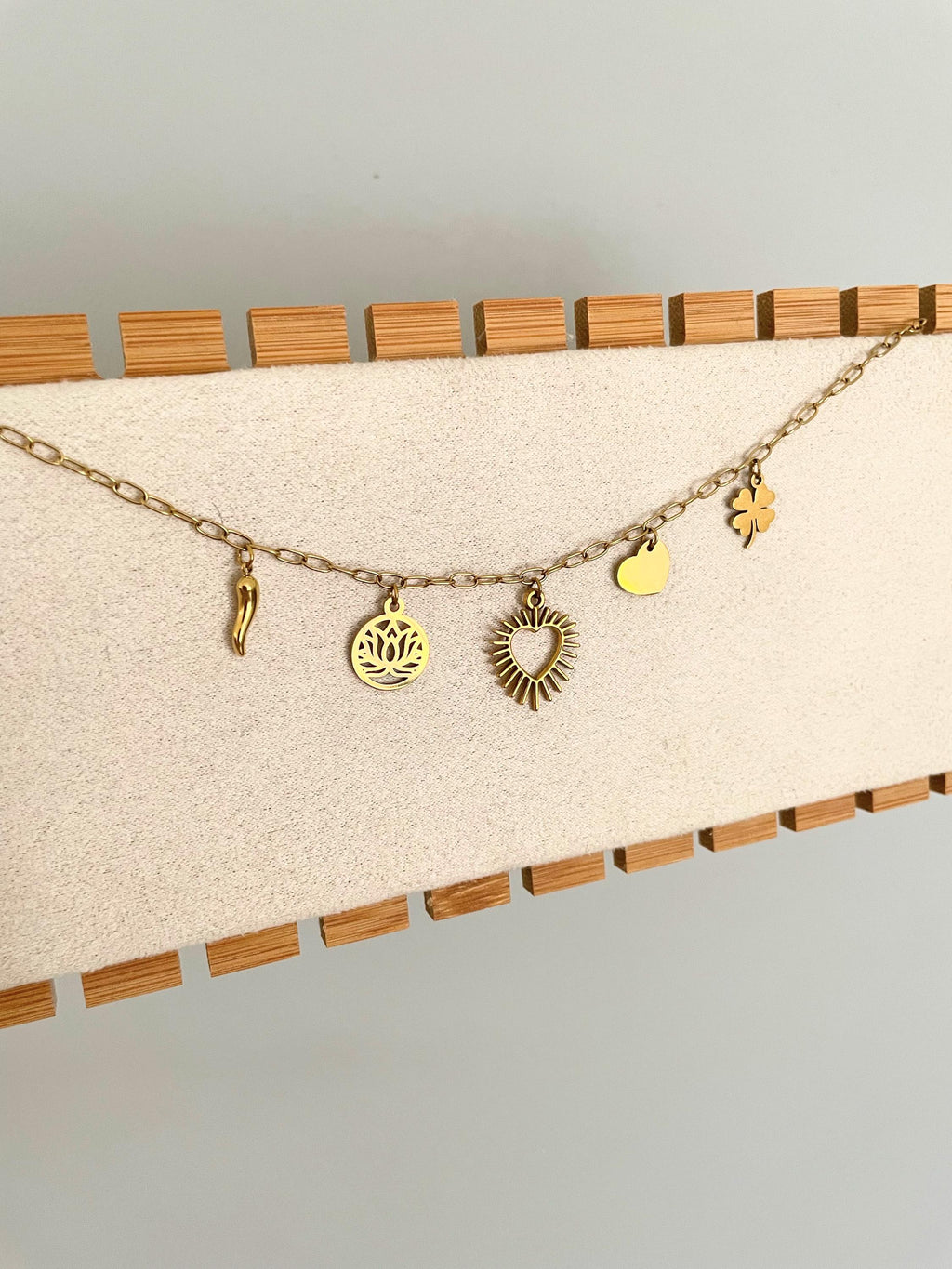 Collier ras de cou breloques dorées – Acier inoxydable