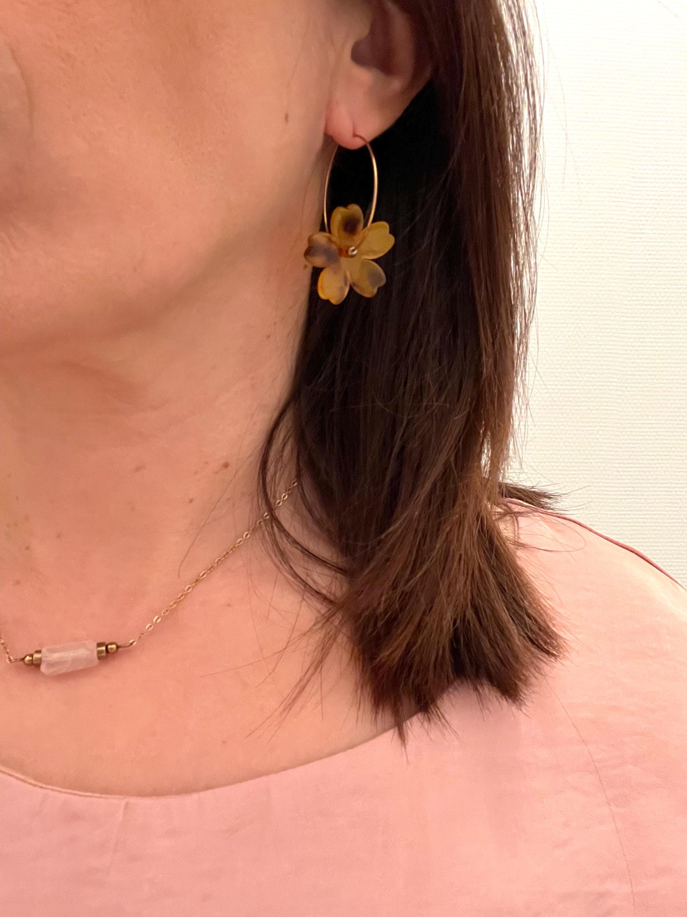 Créoles Fines Fleur Marron & Perles Dorées – Acier Inoxydable