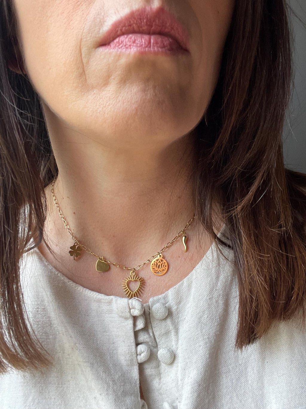 Collier ras de cou breloques dorées – Acier inoxydable