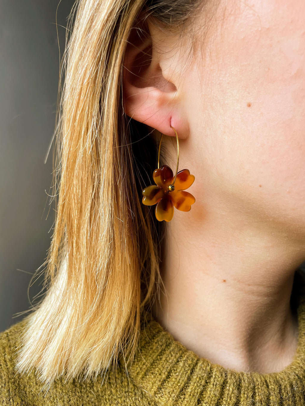 Créoles Fines Fleur Marron & Perles Dorées – Acier Inoxydable