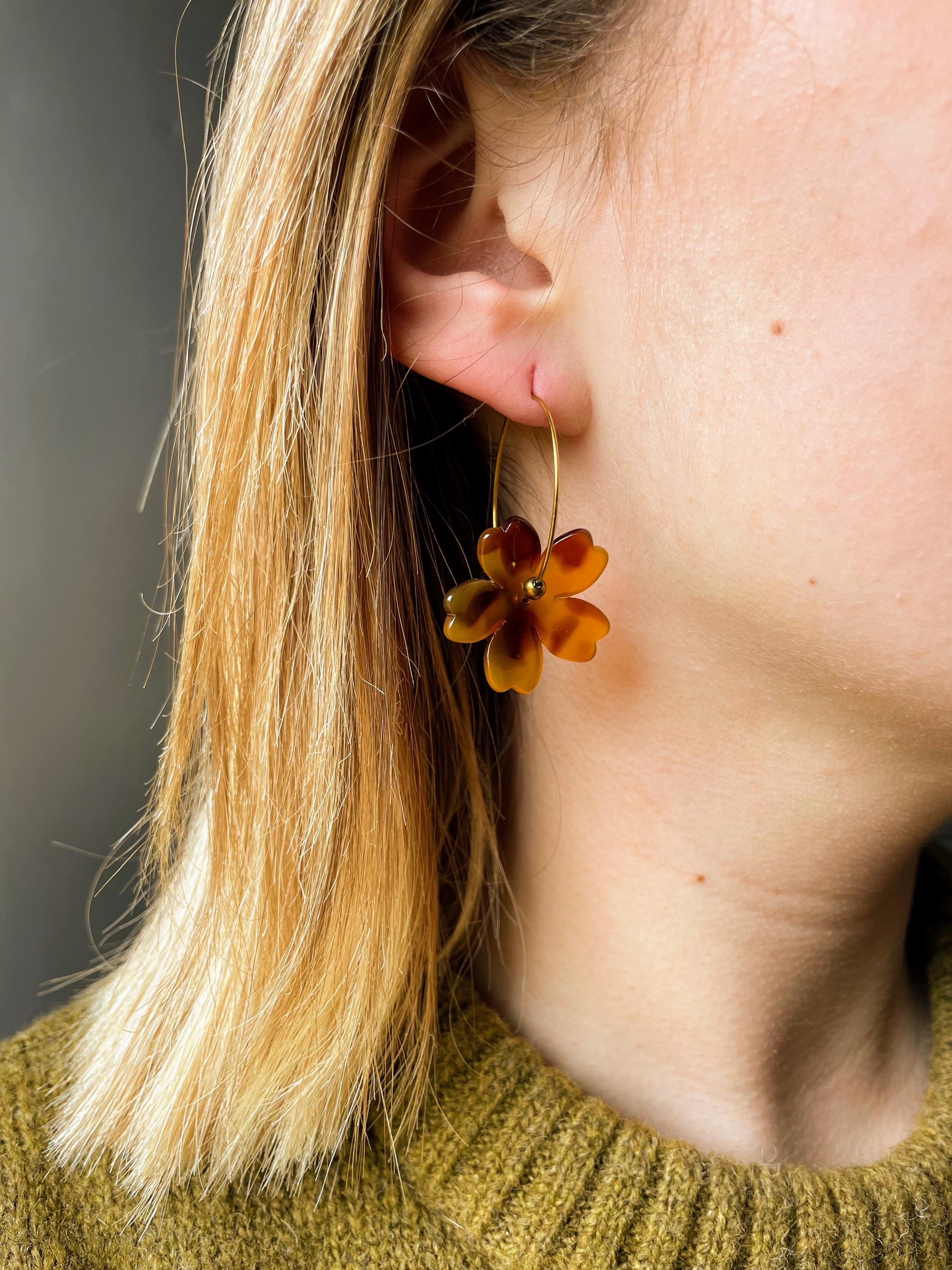 Créoles Fines Fleur Marron & Perles Dorées – Acier Inoxydable