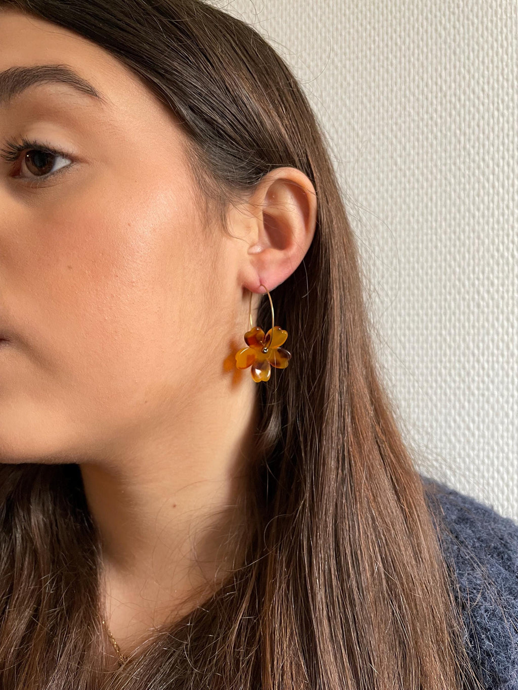 Créoles Fines Fleur Marron & Perles Dorées – Acier Inoxydable
