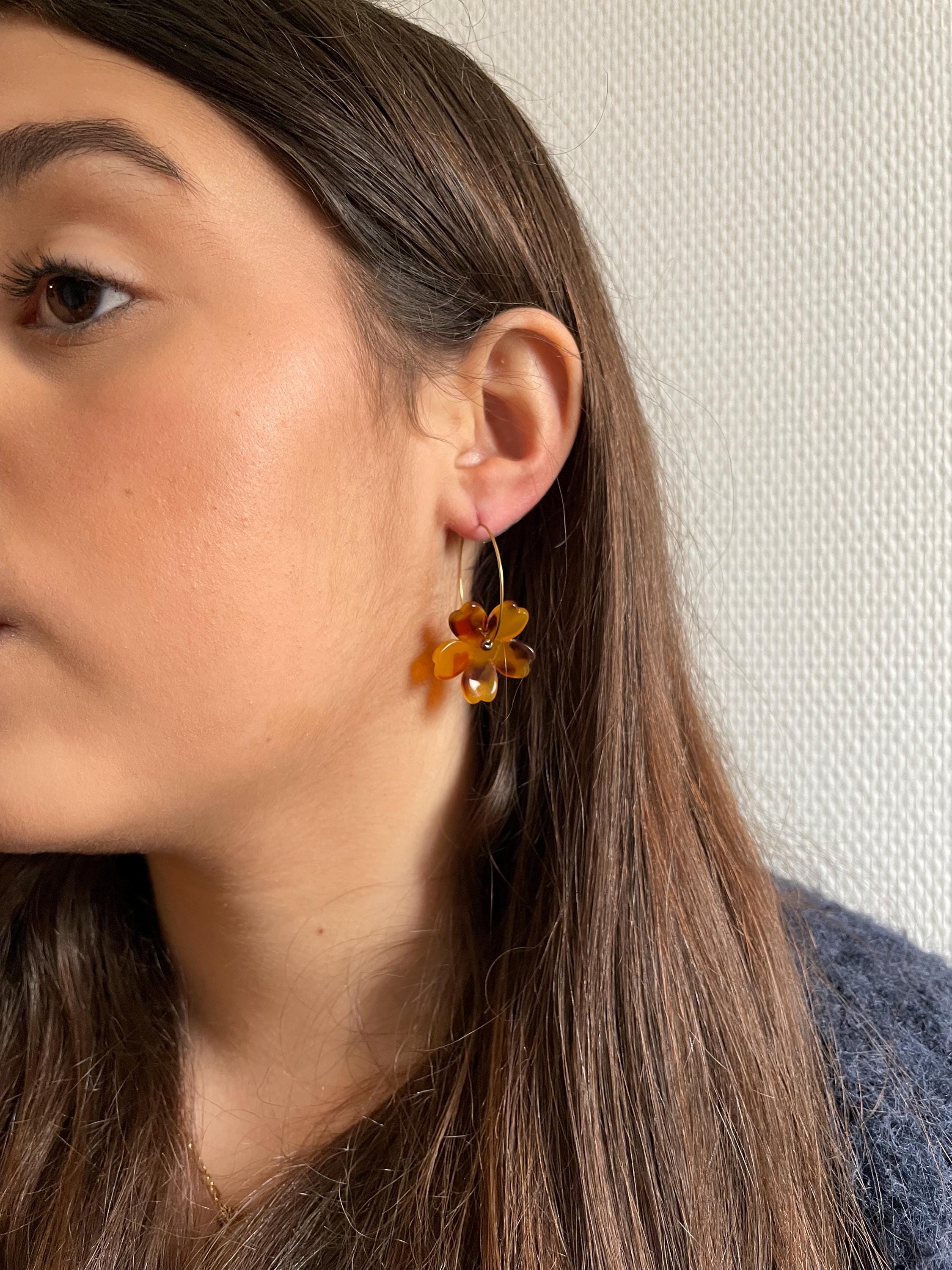 Créoles Fines Fleur Marron & Perles Dorées – Acier Inoxydable