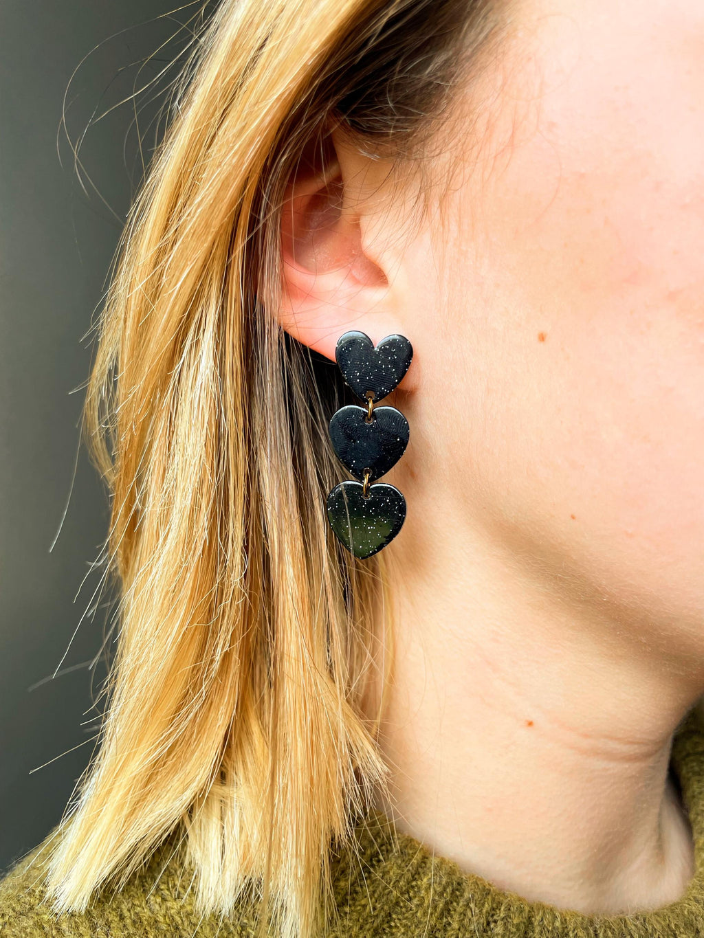 Boucles d'oreilles Cœurs Noirs Pailletés – Acier Inoxydable Doré