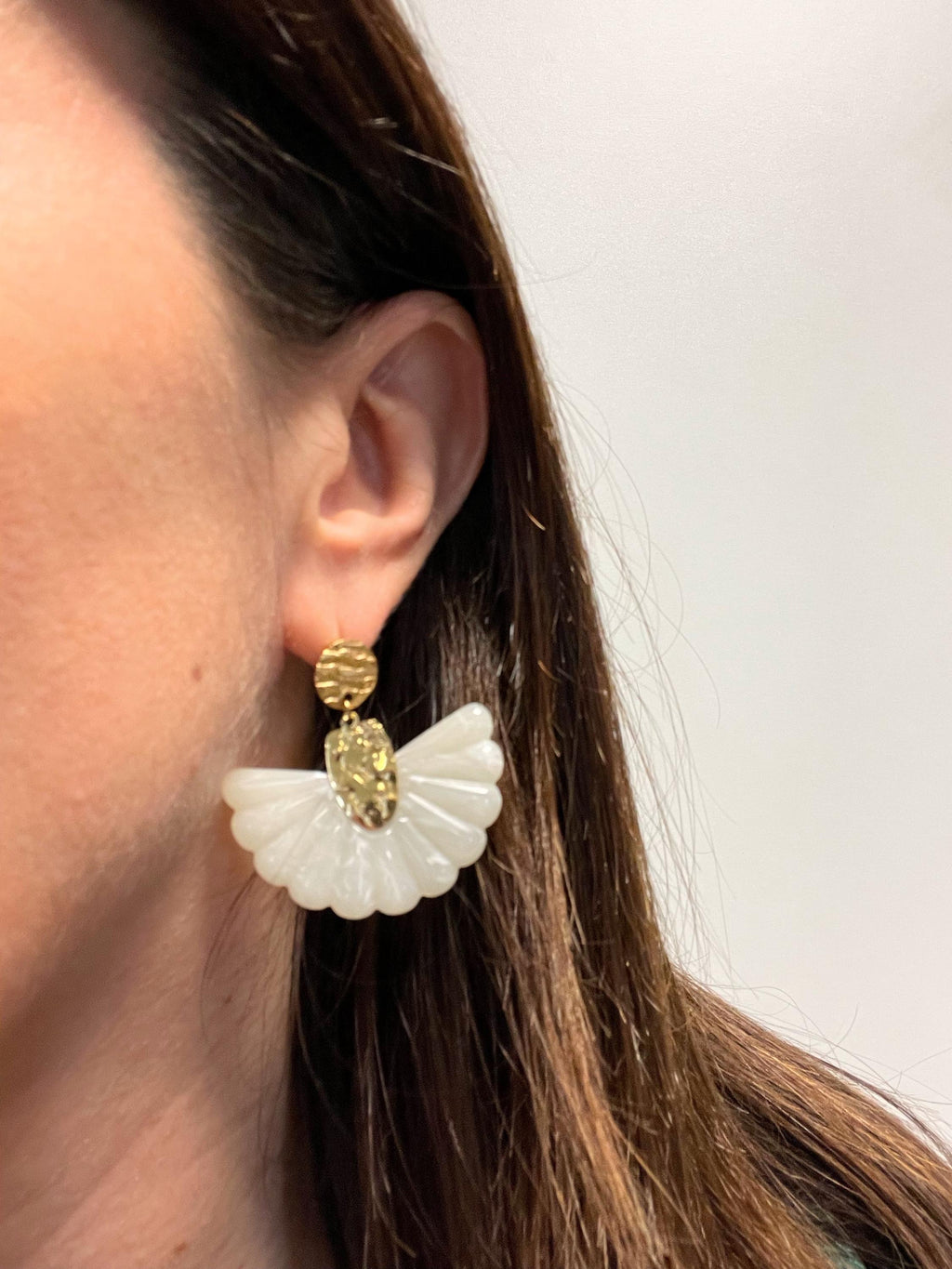 Boucles d'Oreilles Éventail Blanc & Doré – Résine & Acier Inoxydable
