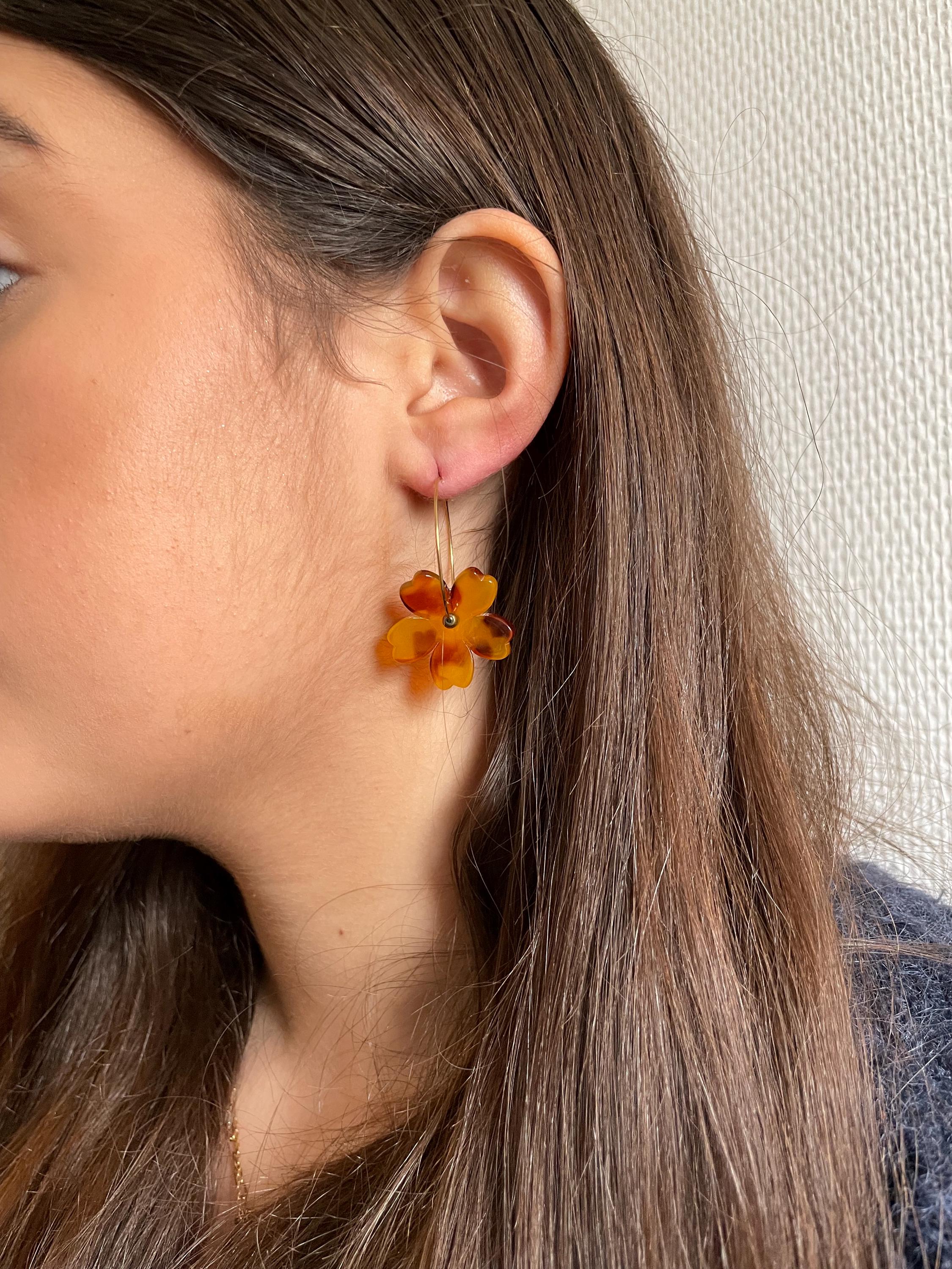 Créoles Fines Fleur Marron & Perles Dorées – Acier Inoxydable