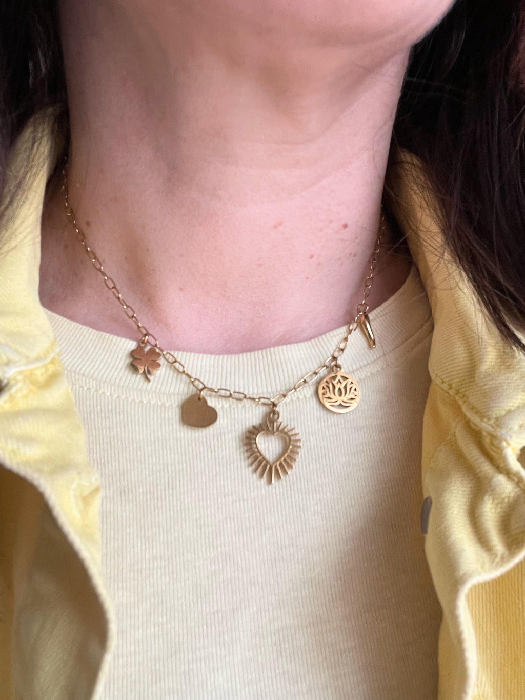 Collier ras de cou breloques dorées – Acier inoxydable