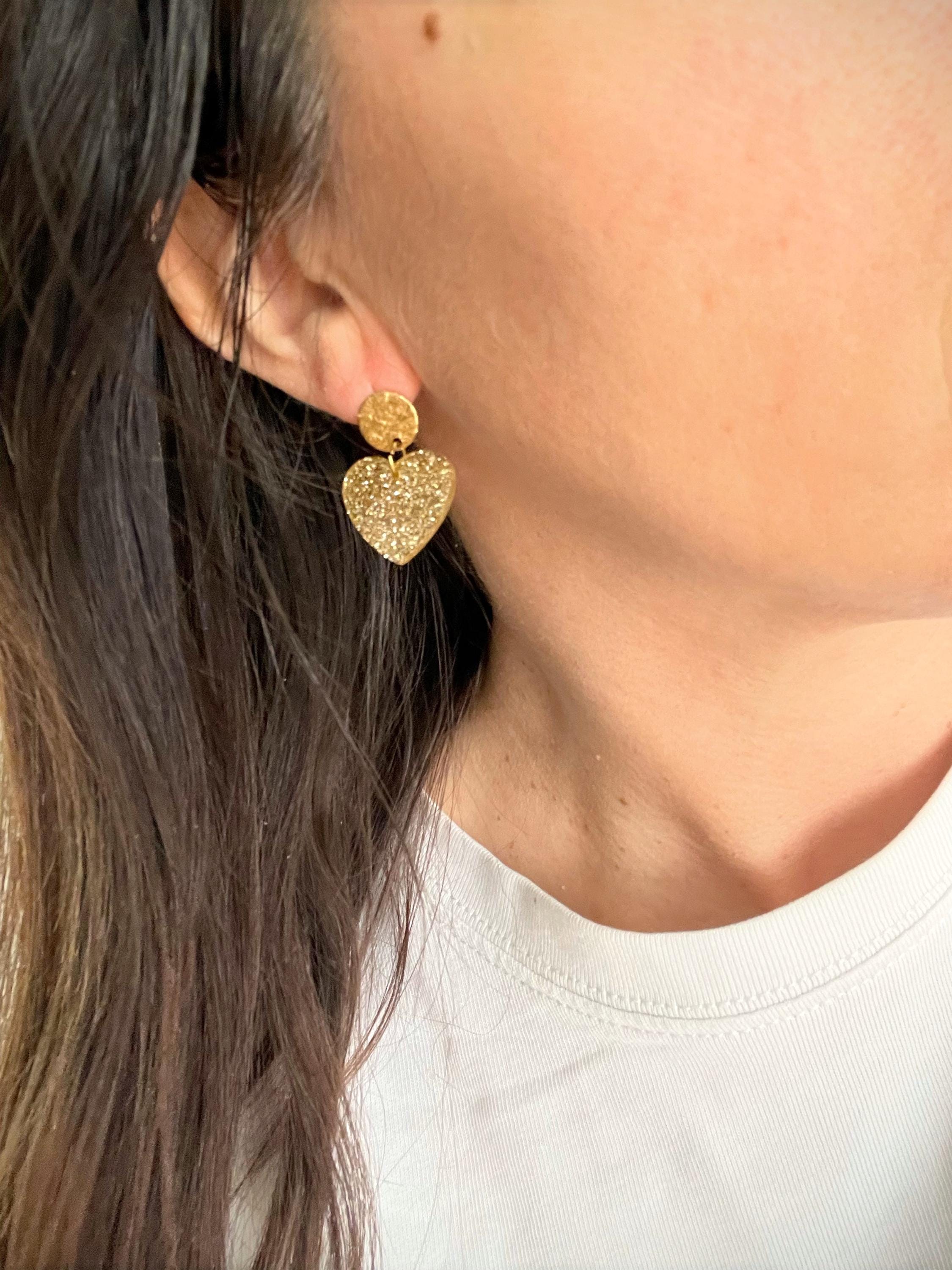 Boucles d'Oreilles Petits Cœurs Dorés Pailletés – Acier Inoxydable