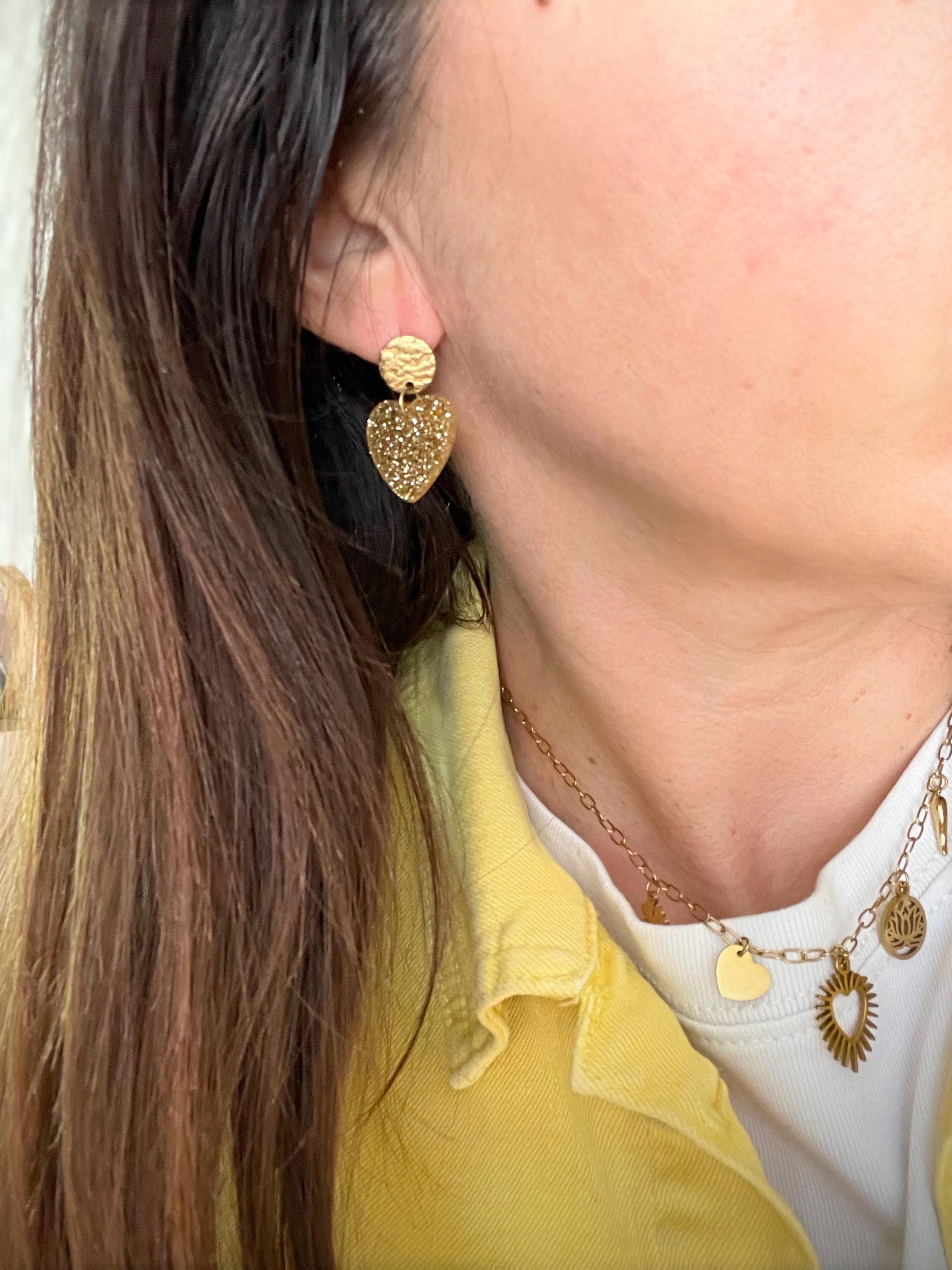 Boucles d'Oreilles Petits Cœurs Dorés Pailletés – Acier Inoxydable
