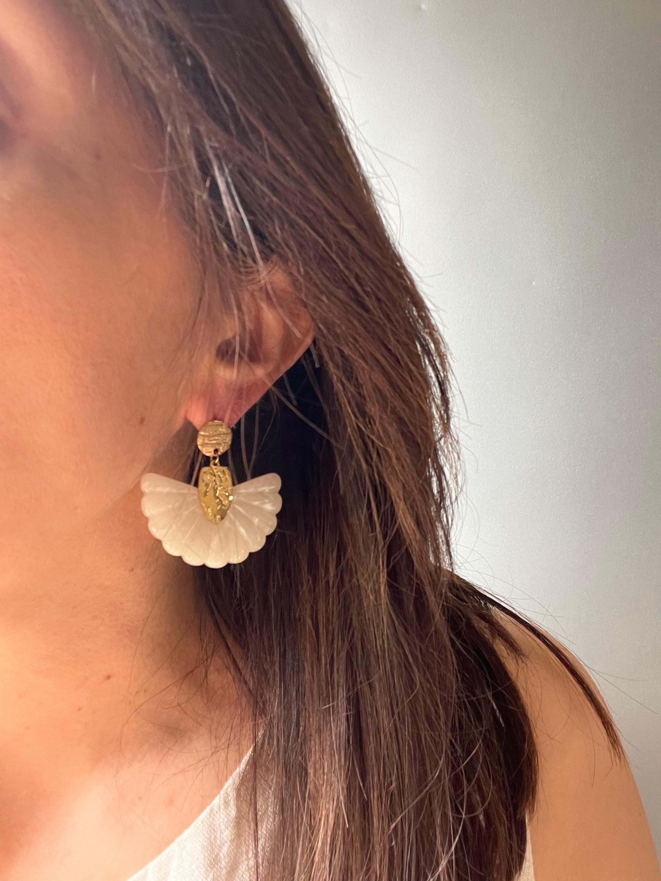 Boucles d'Oreilles Éventail Blanc & Doré – Résine & Acier Inoxydable