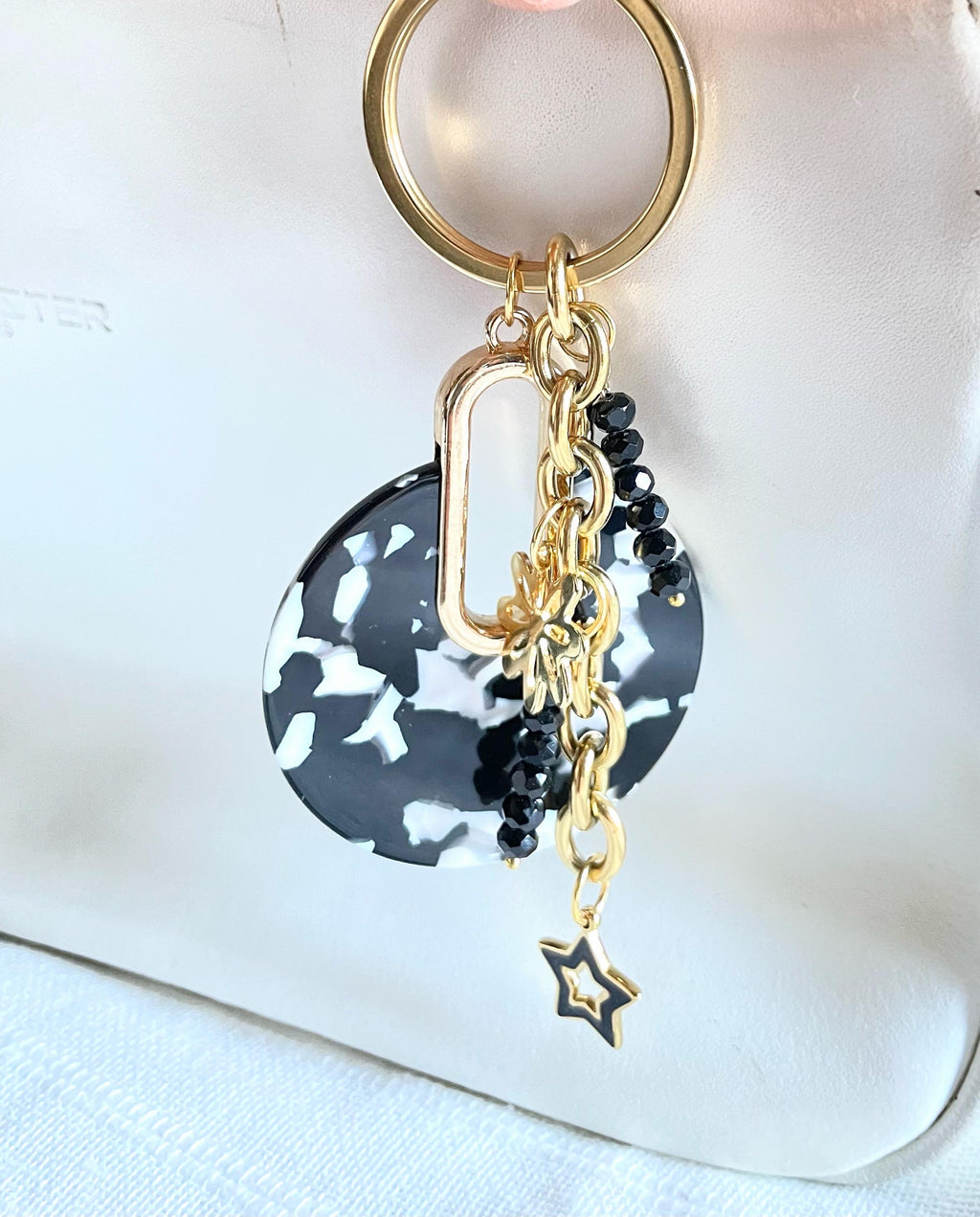 Bijou de Sac à Breloques – Pompon & Chaîne Dorée