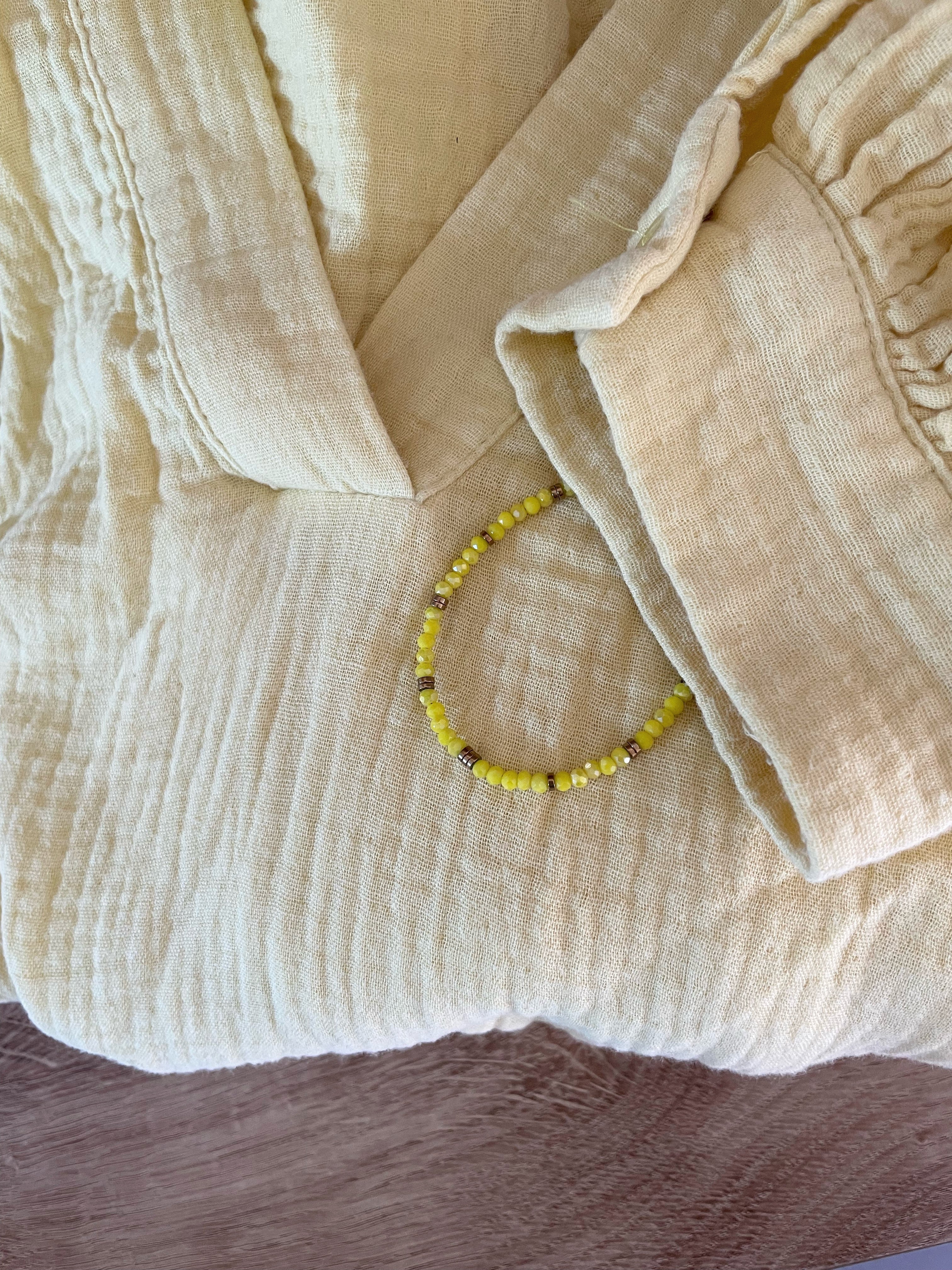 Bracelet Fin Jaune – Perles Facettées ou Breloques – Acier Inoxydable Doré