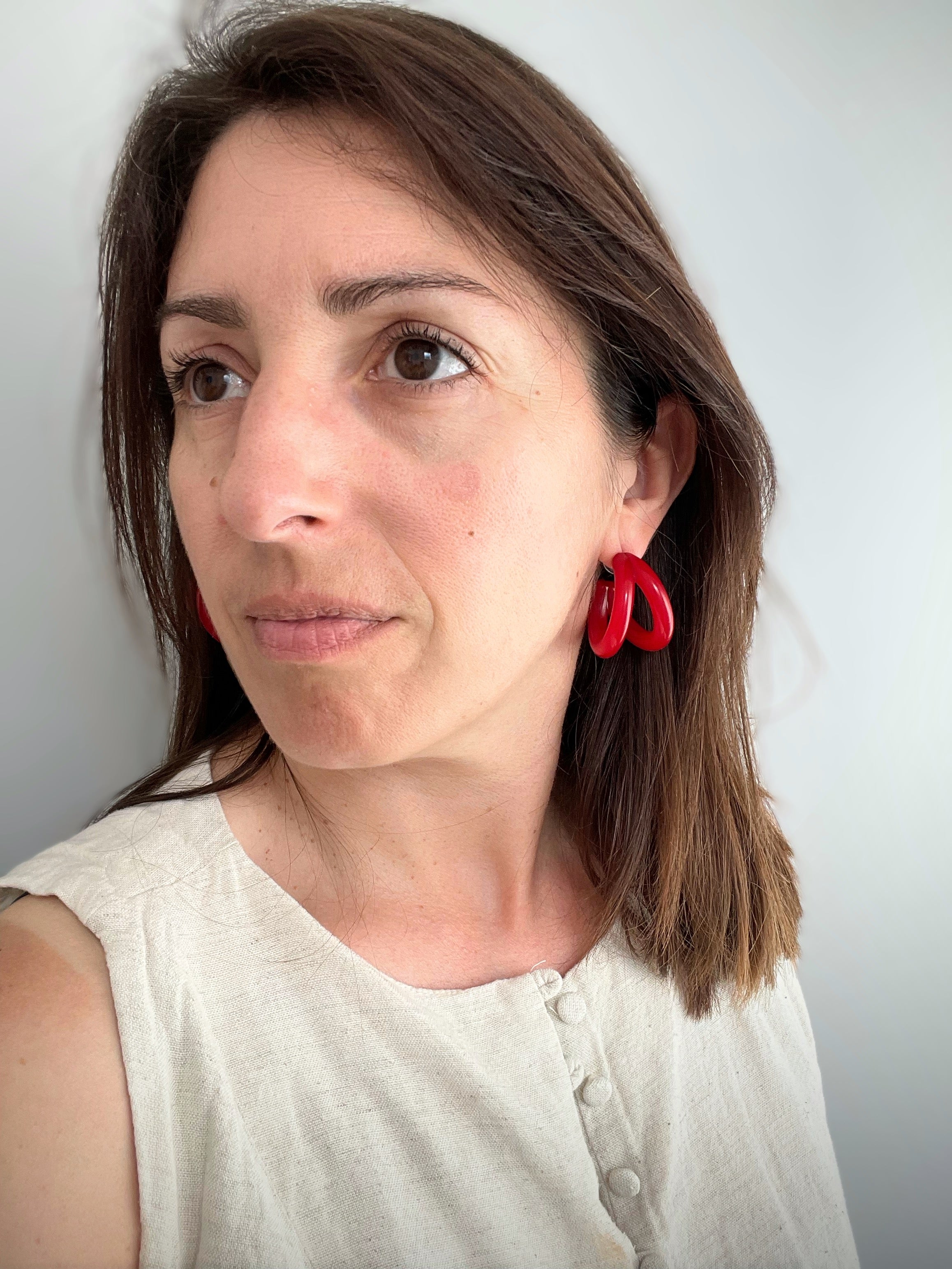 Créoles Double Fil en Résine Rouge – 36mm