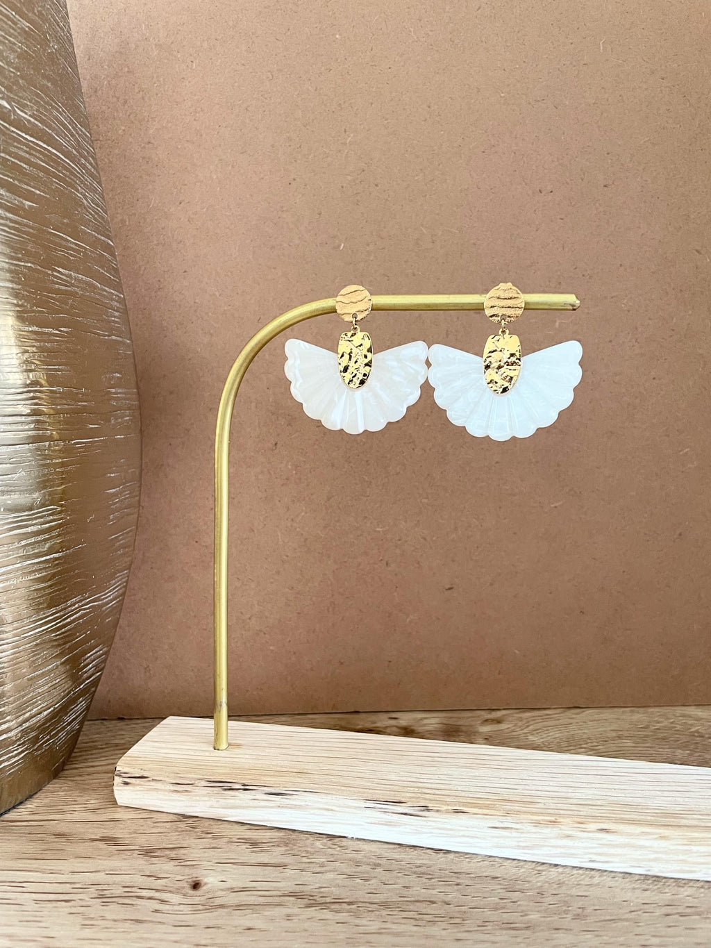 Boucles d'Oreilles Éventail Blanc & Doré – Résine & Acier Inoxydable