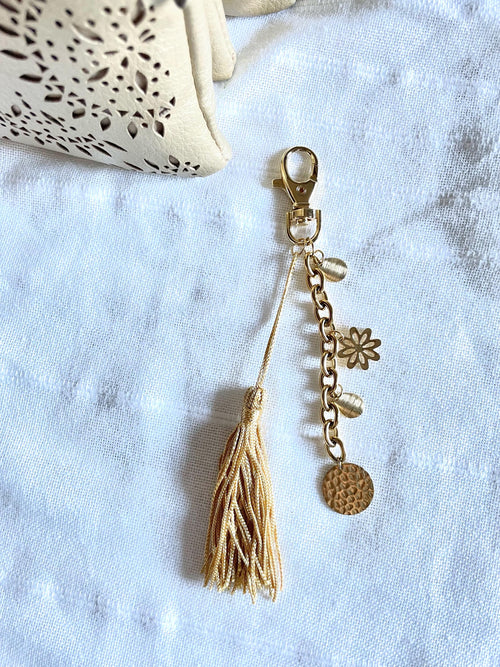 Bijou de Sac à Breloques – Pompon & Chaîne Dorée