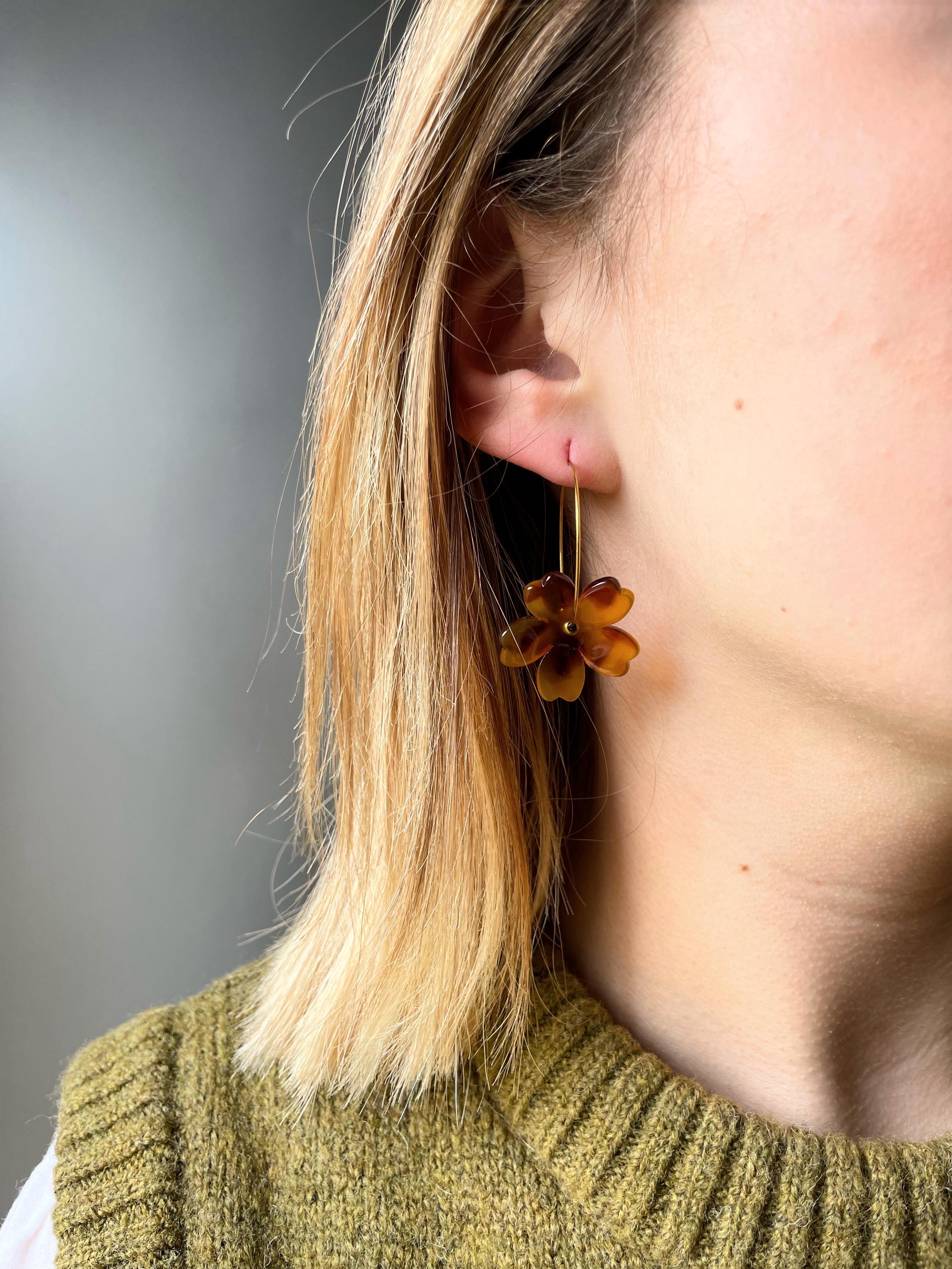 Créoles Fines Fleur Marron & Perles Dorées – Acier Inoxydable