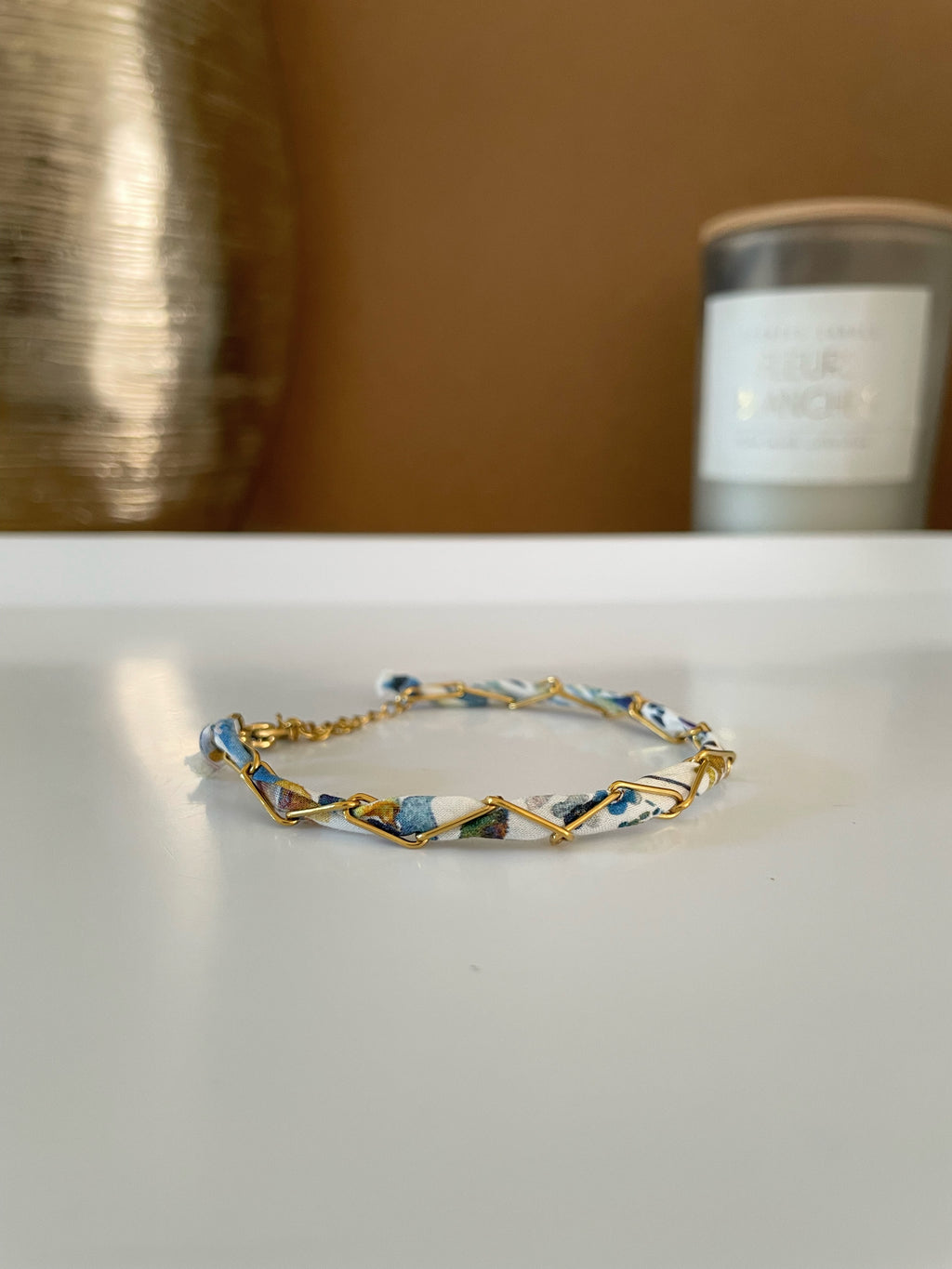 Bracelet Coton & Chaîne Dorée – Bleu & Blanc | Ajustable