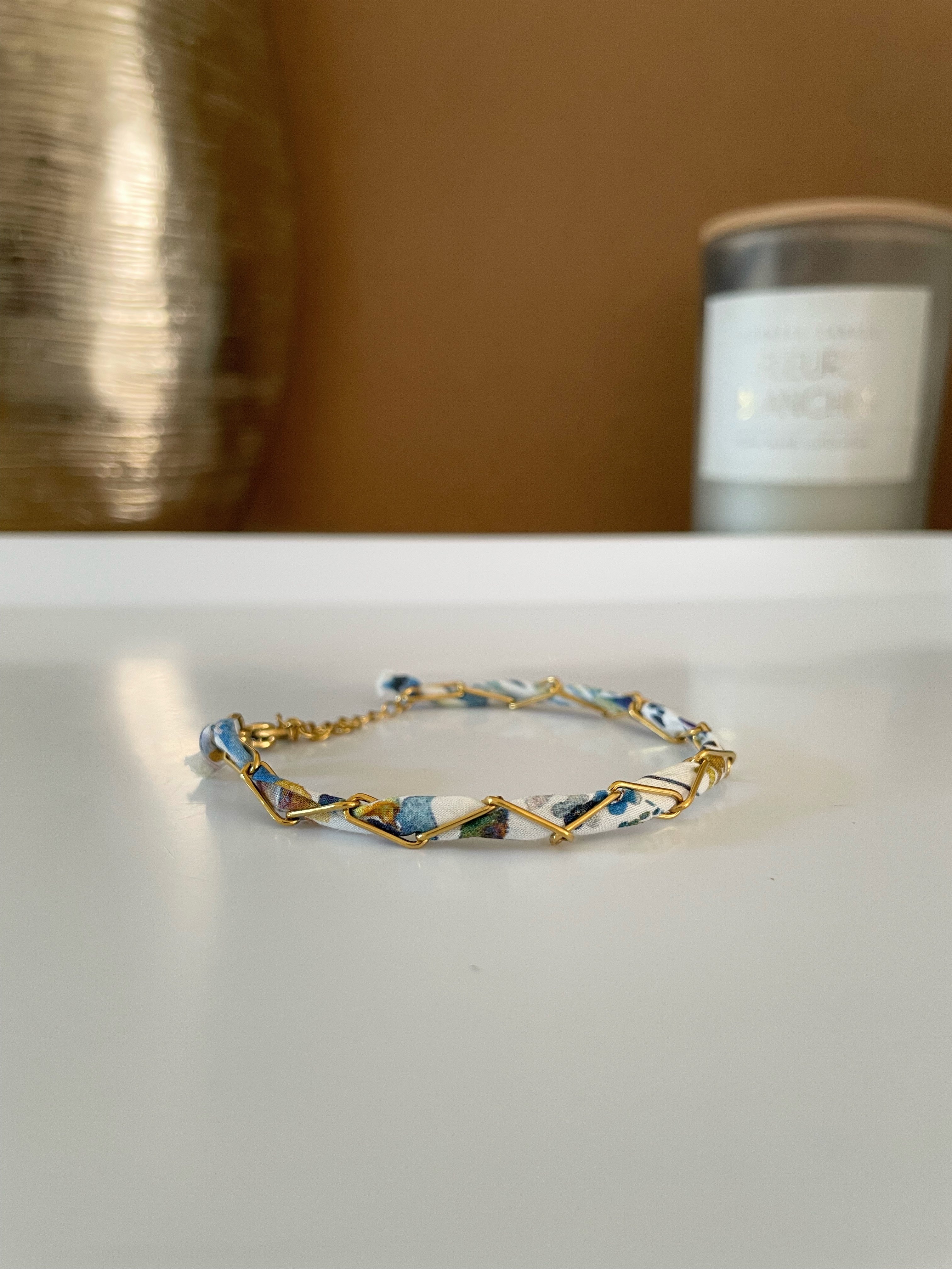 Bracelet Coton & Chaîne Dorée – Bleu & Blanc | Ajustable