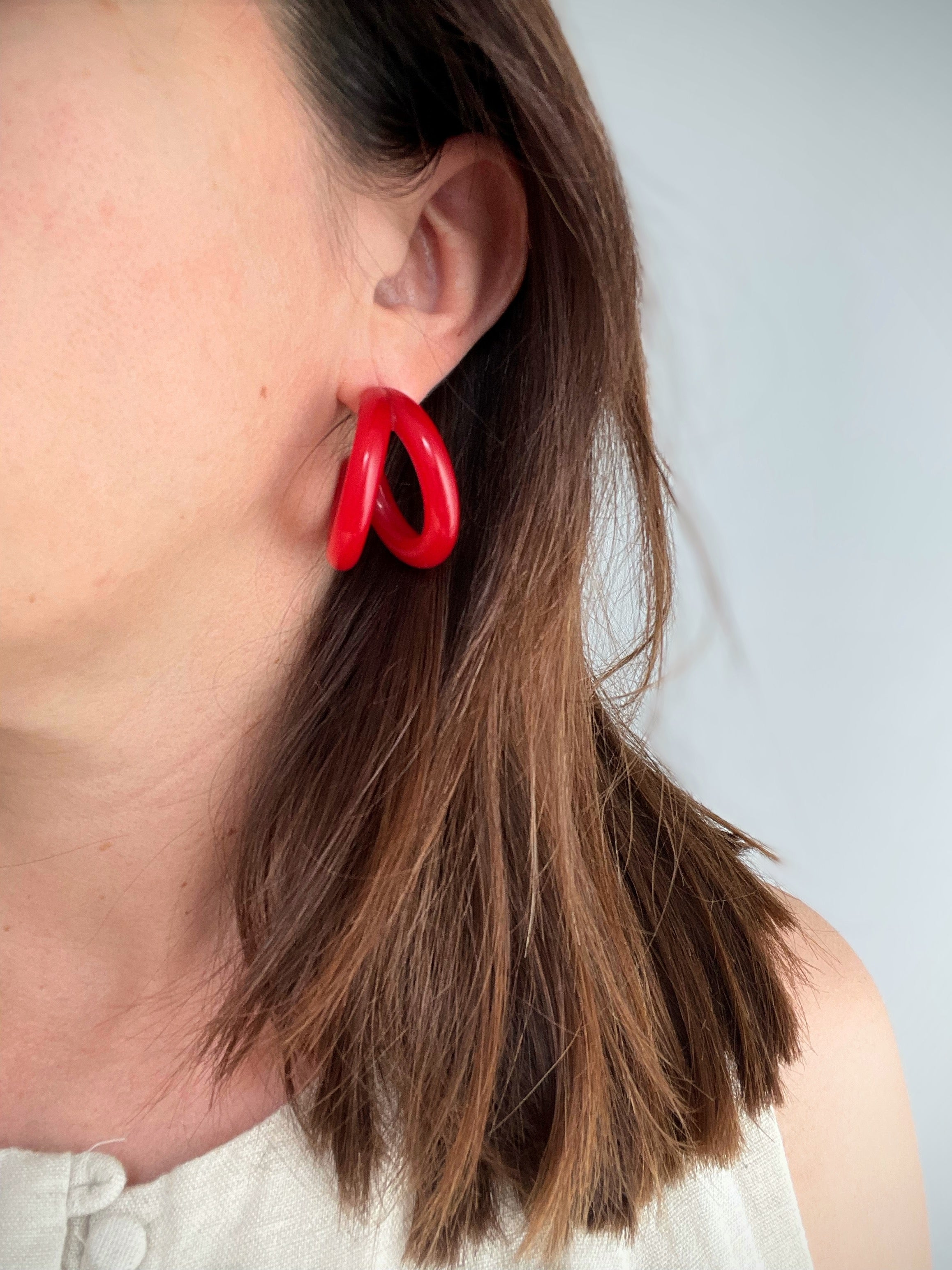 Créoles Double Fil en Résine Rouge – 36mm