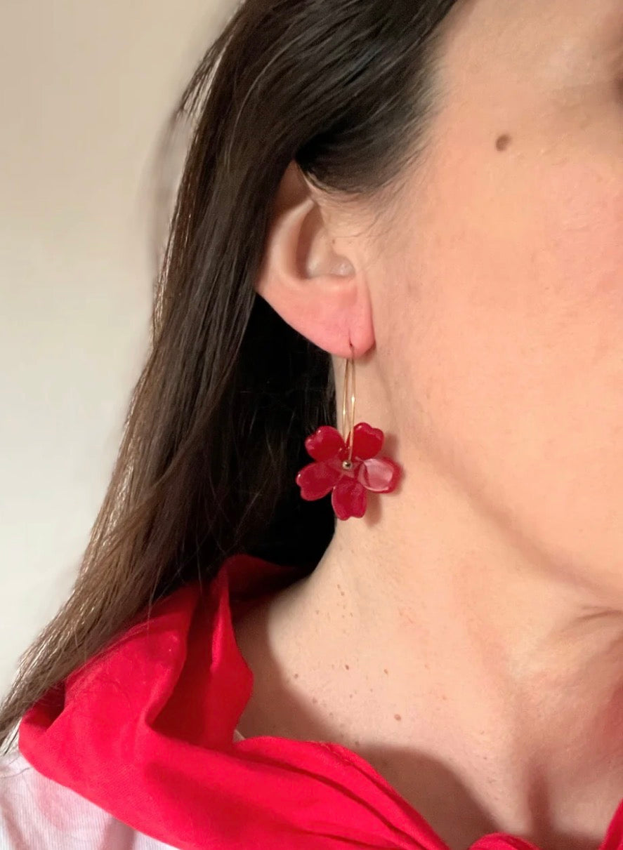 Créoles Fines Fleur Rouge & Perles Dorées – Acier Inoxydable