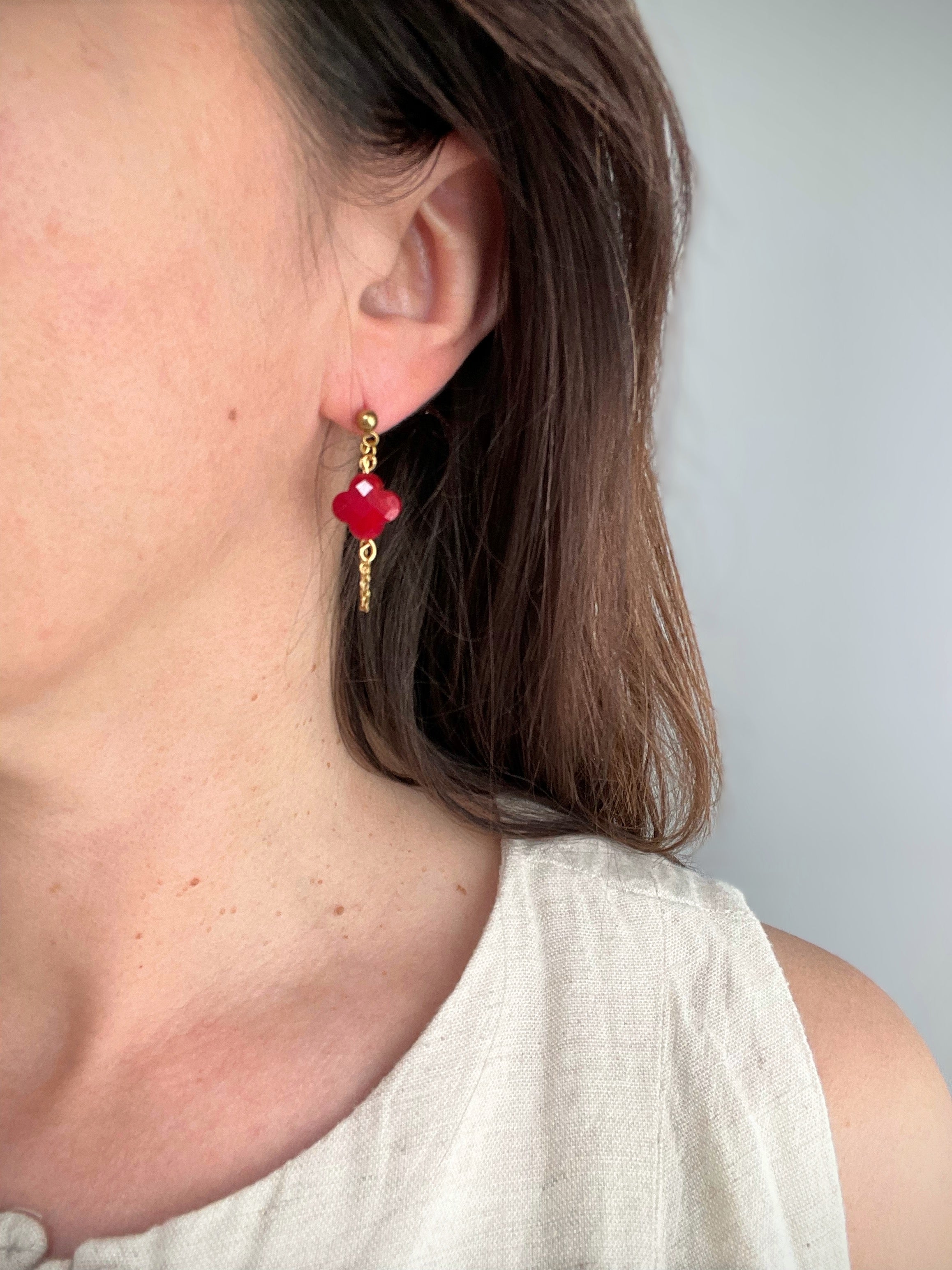 Boucles Pendantes Trèfle Rouge en Verre – Chaîne Retour Acier Doré