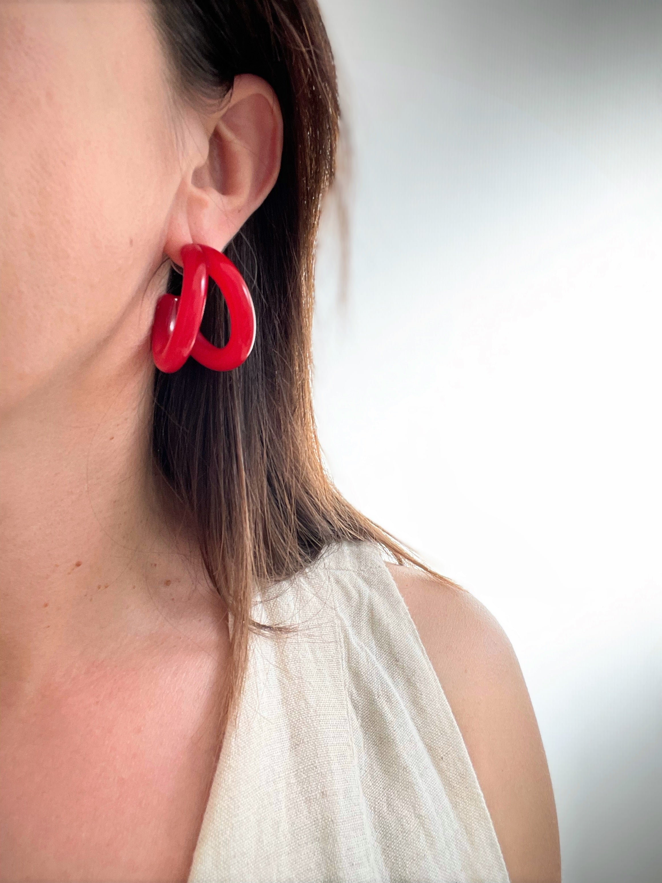 Créoles Double Fil en Résine Rouge – 36mm