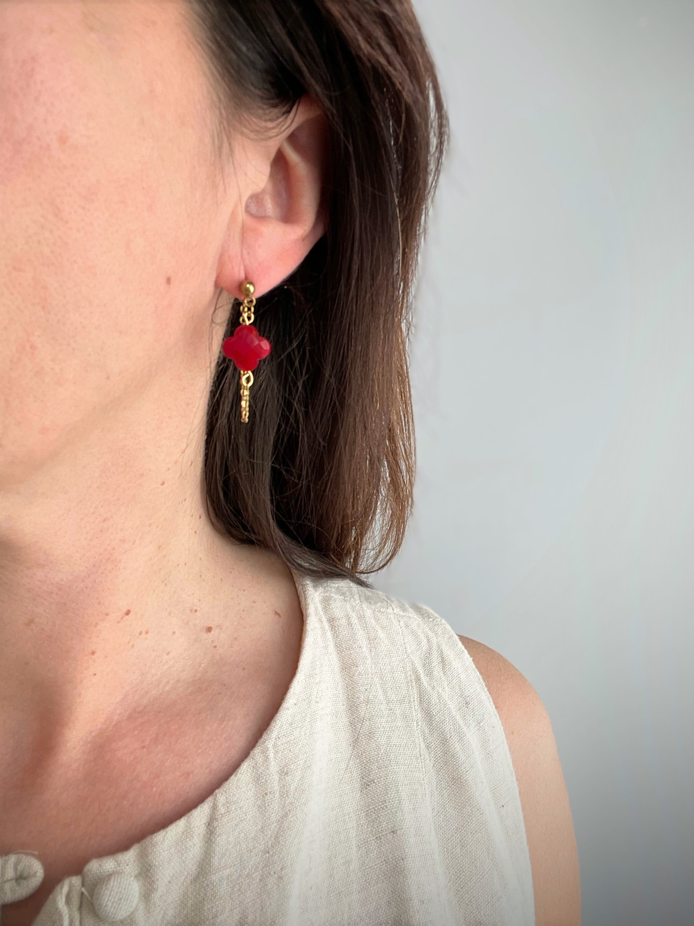 Boucles Pendantes Trèfle Rouge en Verre – Chaîne Retour Acier Doré