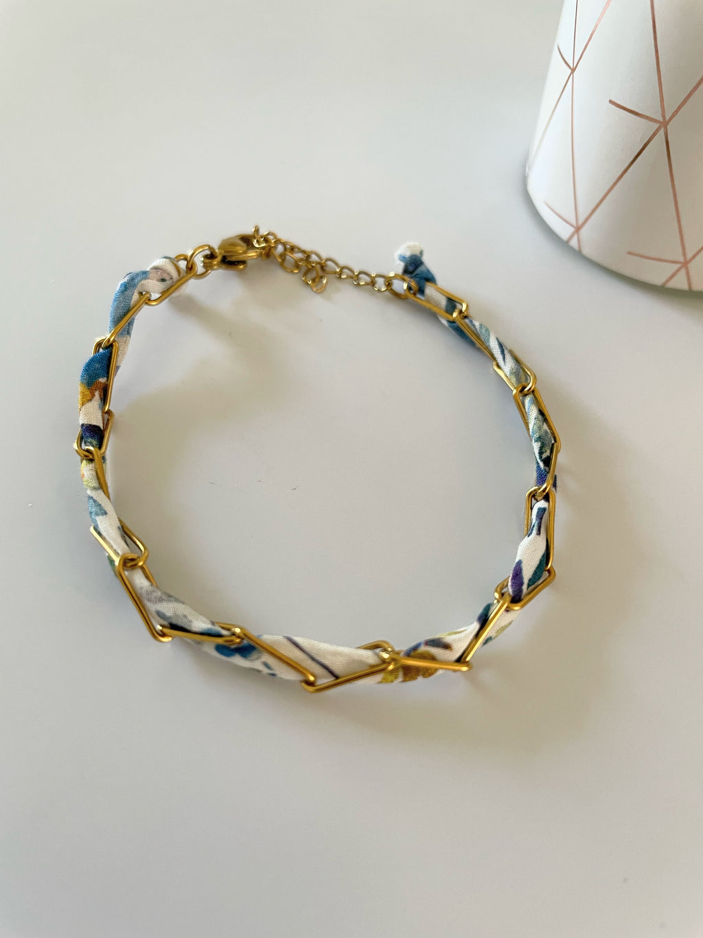 Bracelet Coton & Chaîne Dorée – Bleu & Blanc | Ajustable