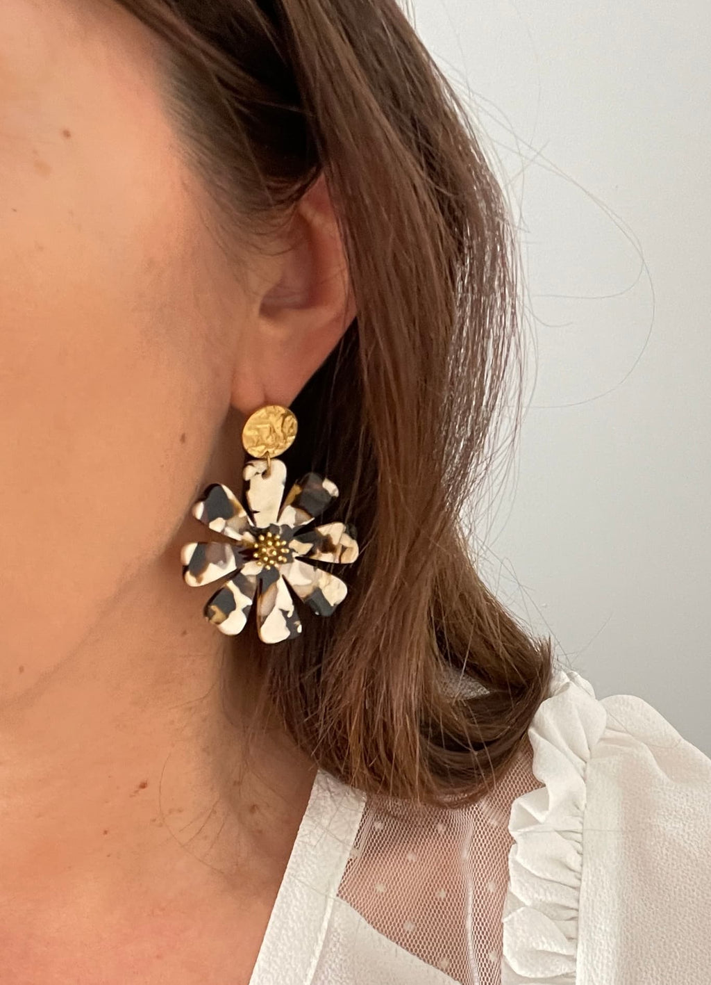 Boucles d'Oreilles fleur écru et marron – Résine & Acier Inoxydable