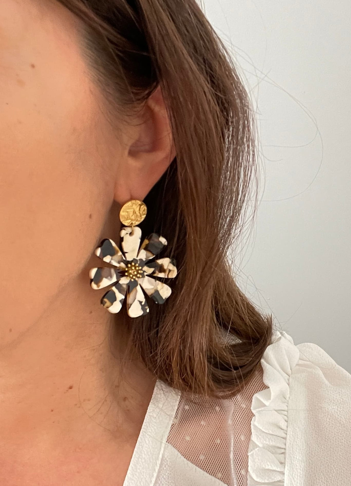 Boucles d'Oreilles fleur écru et marron – Résine & Acier Inoxydable