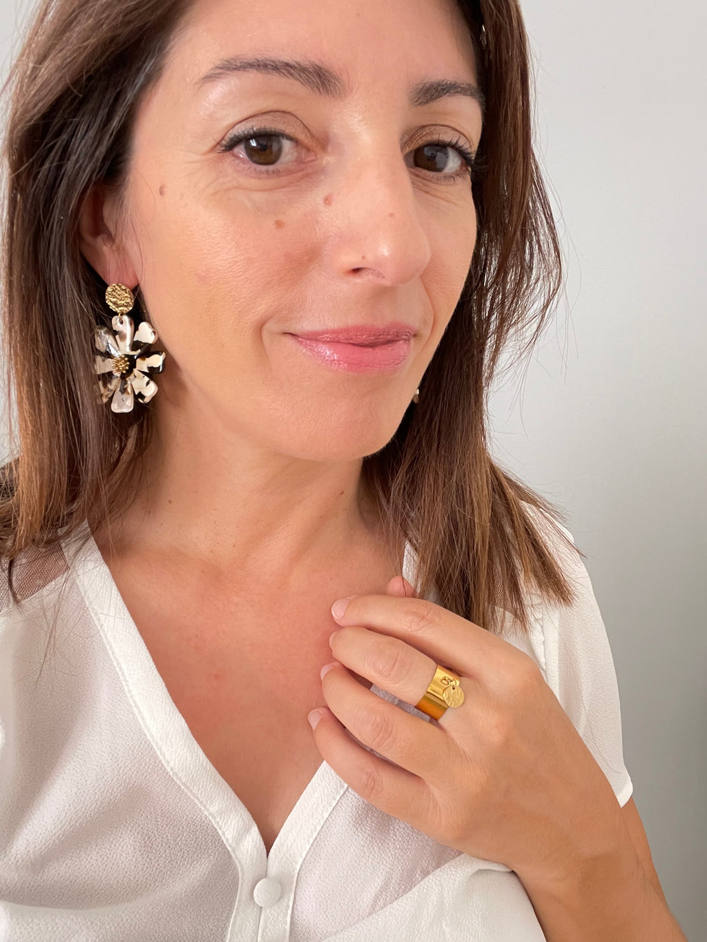 Boucles d'Oreilles fleur écru et marron – Résine & Acier Inoxydable