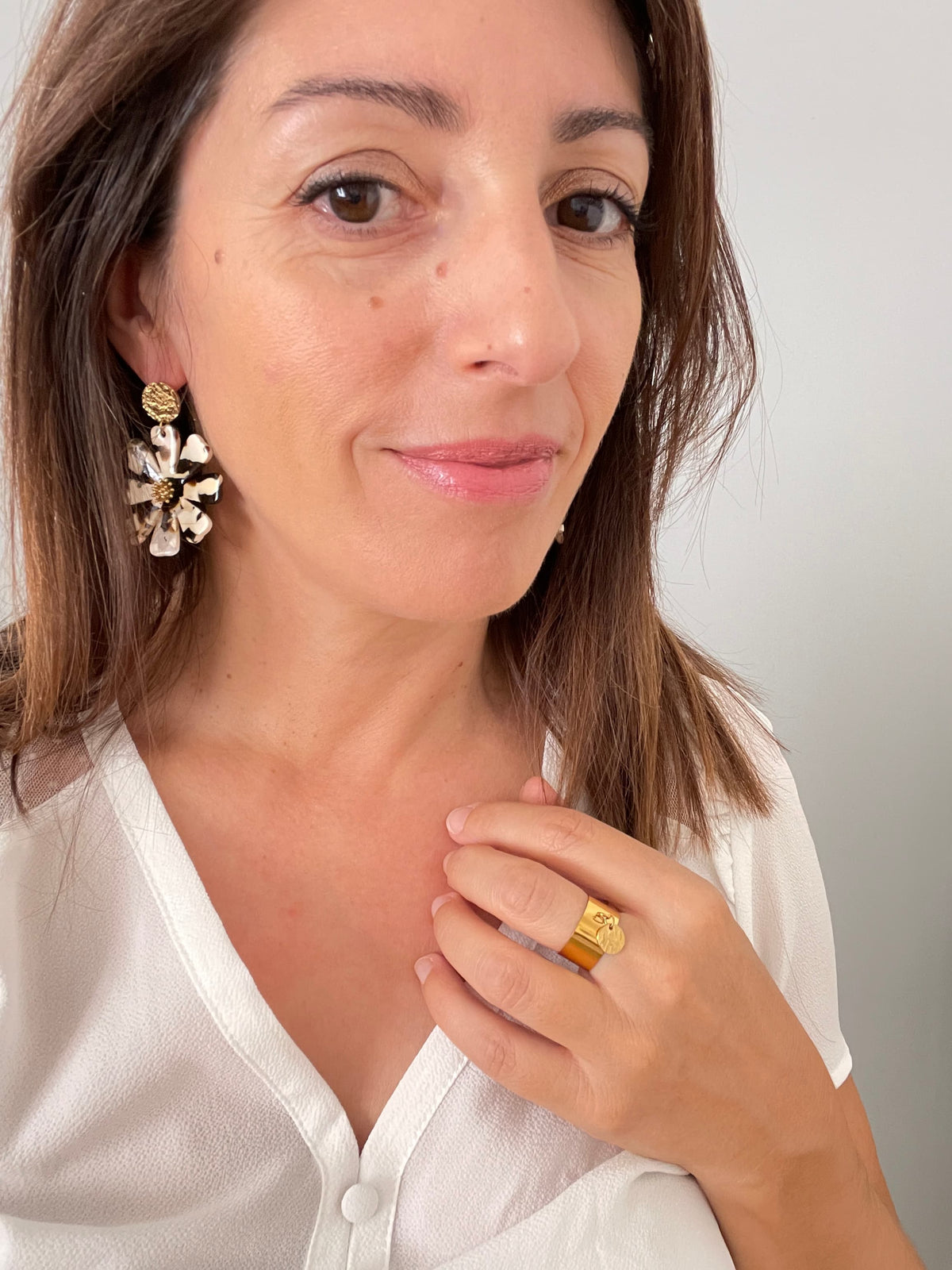 Boucles d'Oreilles fleur écru et marron – Résine & Acier Inoxydable