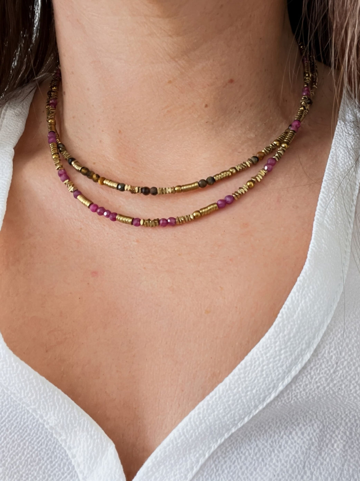 Collier ras de cou en pierres naturelles et hématites dorées