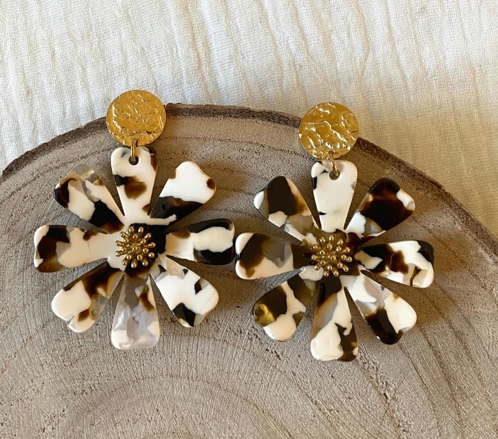 Boucles d'Oreilles fleur écru et marron – Résine & Acier Inoxydable