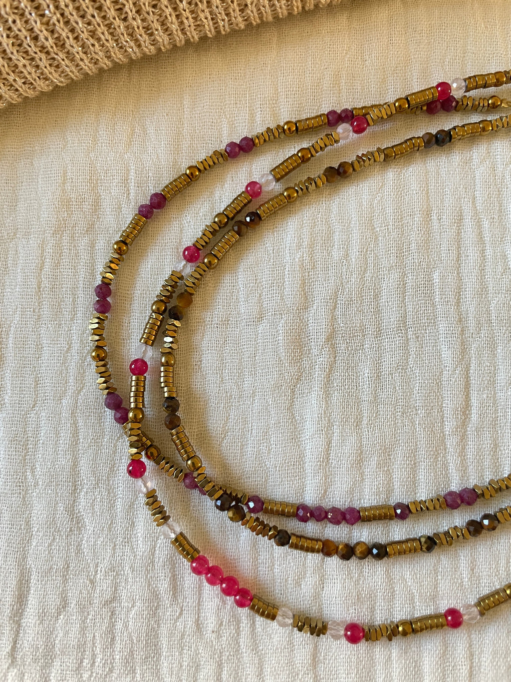 Collier ras de cou en pierres naturelles et hématites dorées