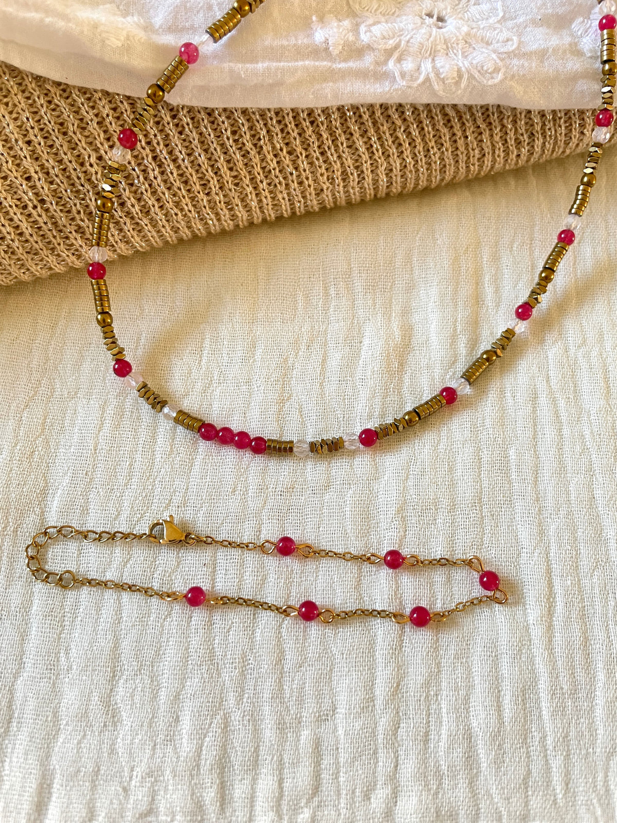 Collier ras de cou en pierres naturelles et hématites dorées