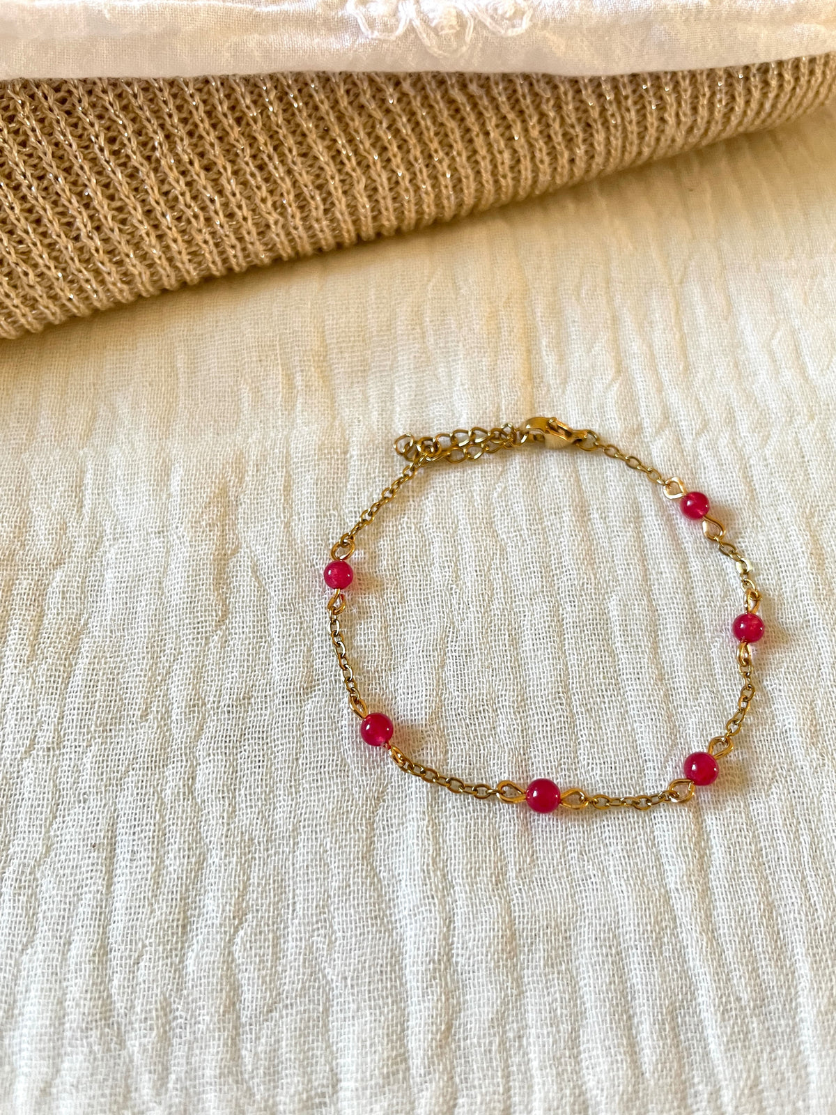 Bracelet en pierres naturelles et chaîne en acier inoxydable doré