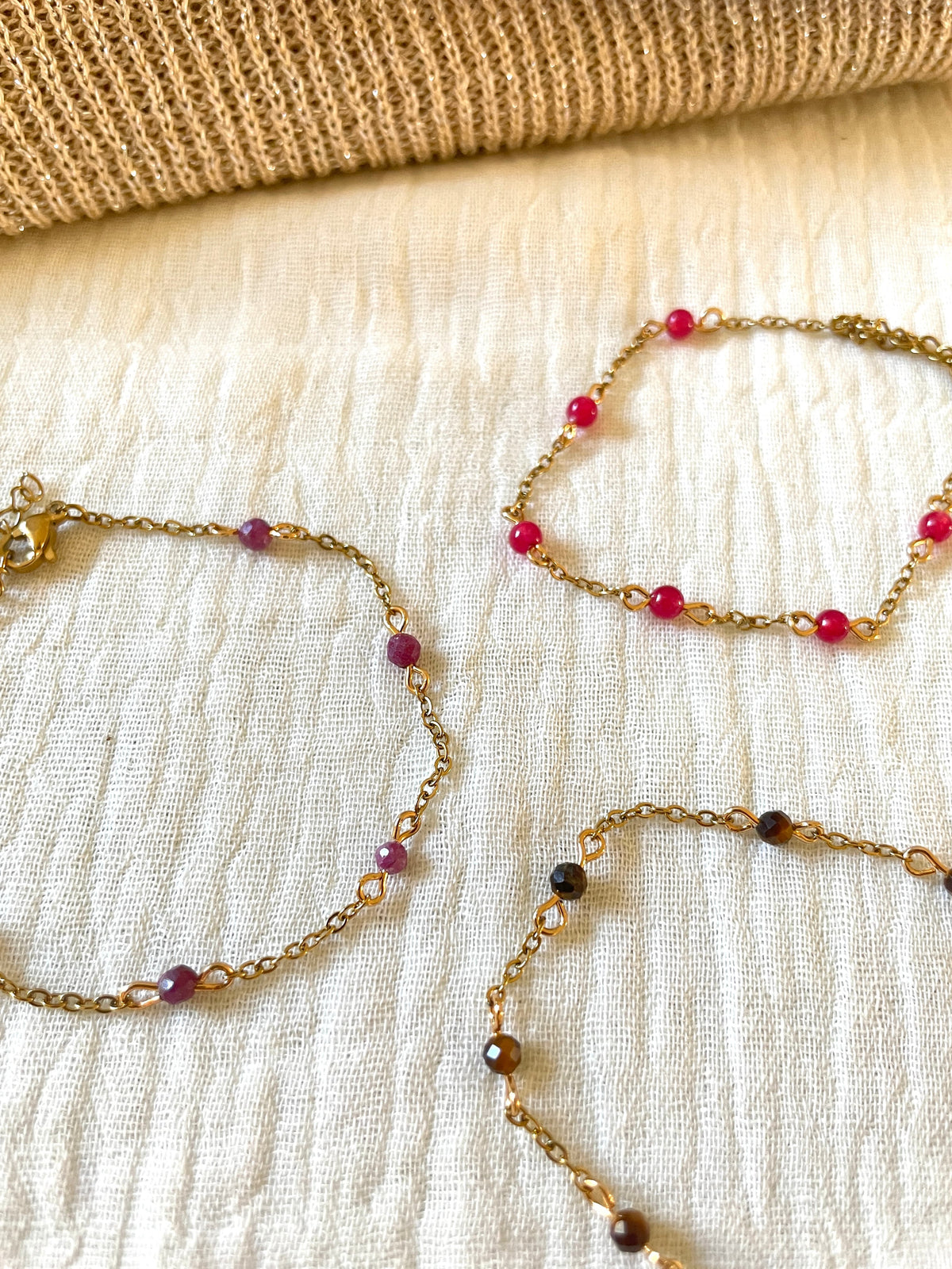 Bracelet en pierres naturelles et chaîne en acier inoxydable doré