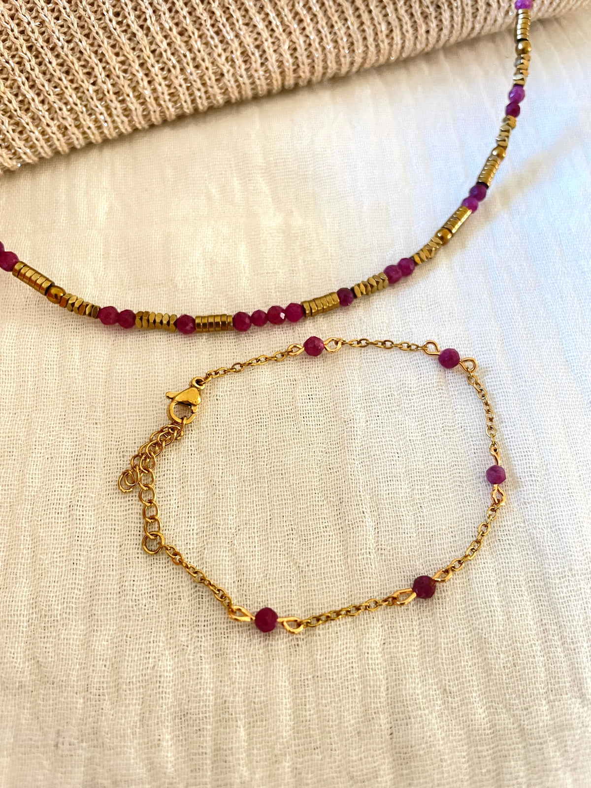 Bracelet en pierres naturelles et chaîne en acier inoxydable doré