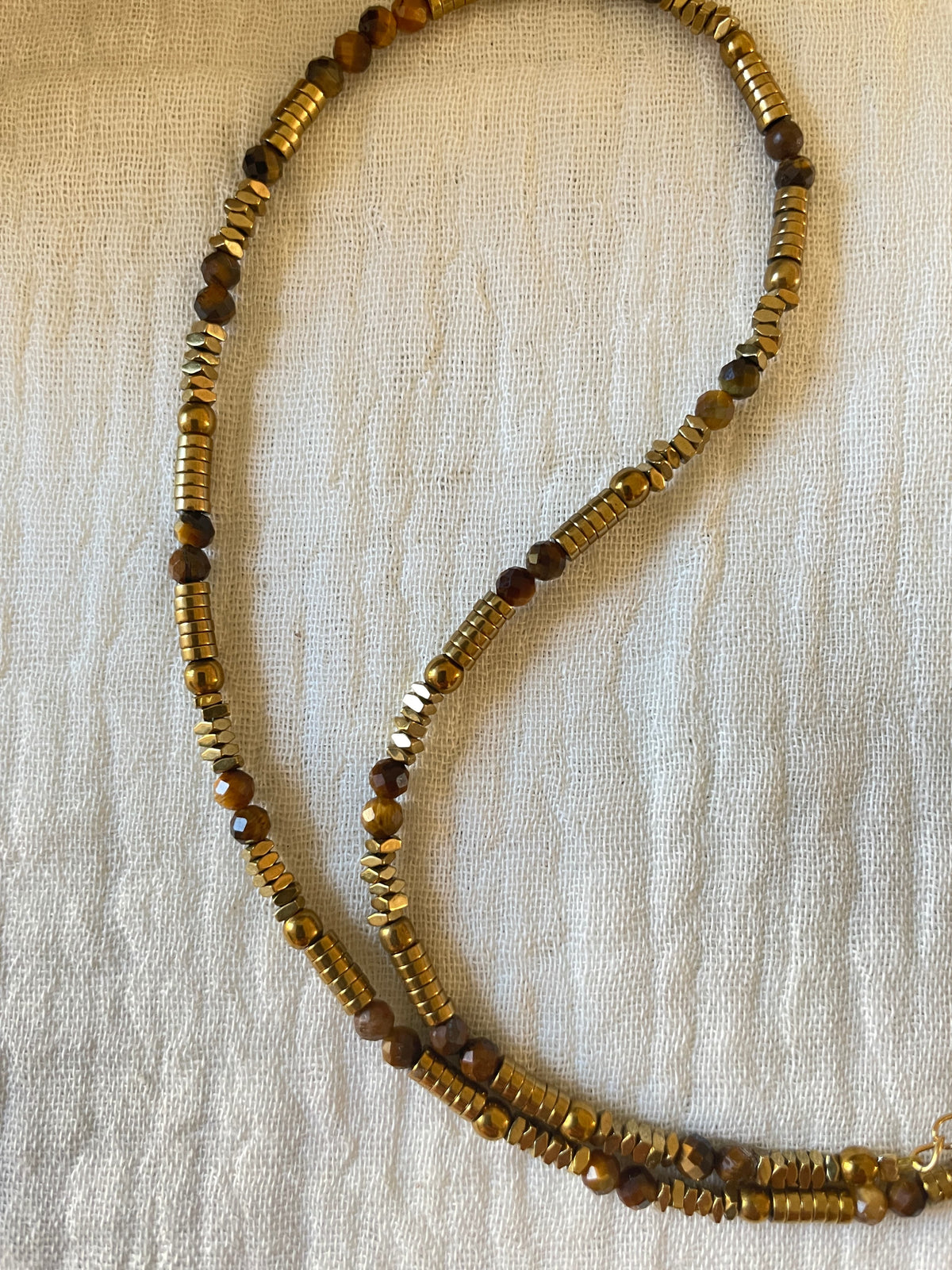 Collier ras de cou en pierres naturelles et hématites dorées