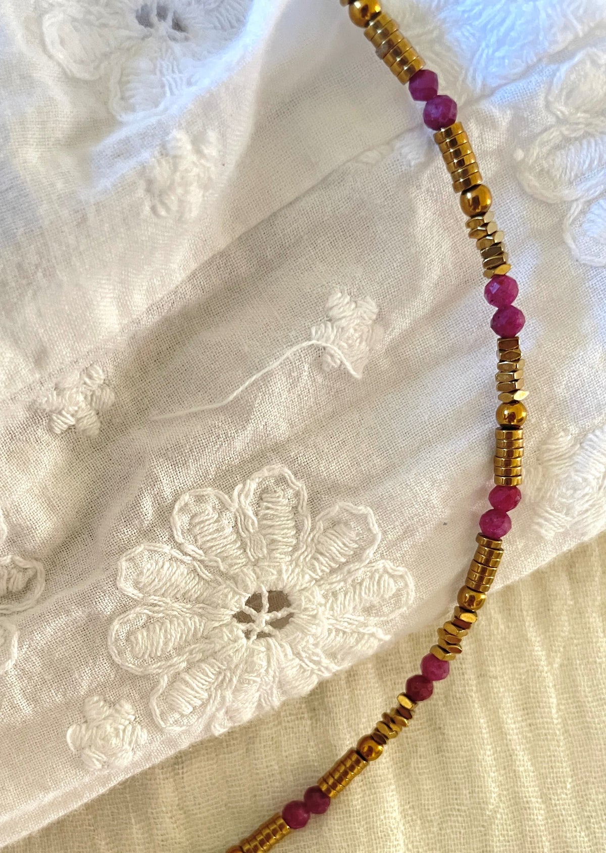 Collier ras de cou en pierres naturelles et hématites dorées