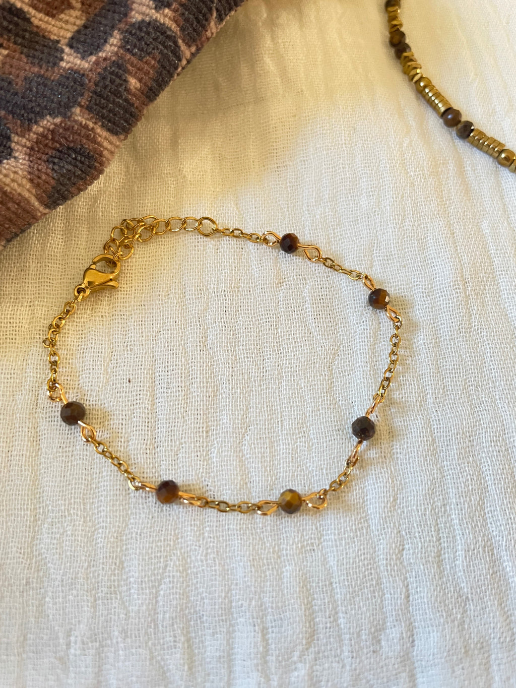 Bracelet en pierres naturelles et chaîne en acier inoxydable doré