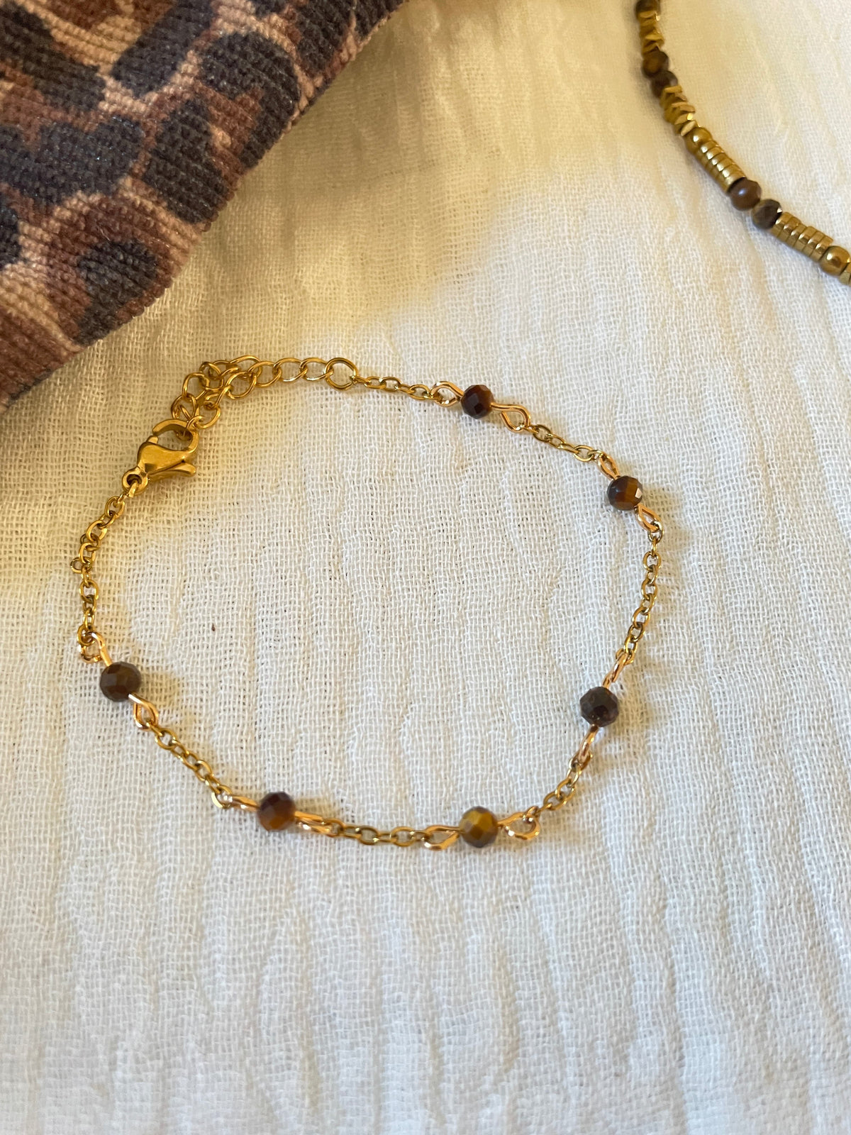 Bracelet en pierres naturelles et chaîne en acier inoxydable doré