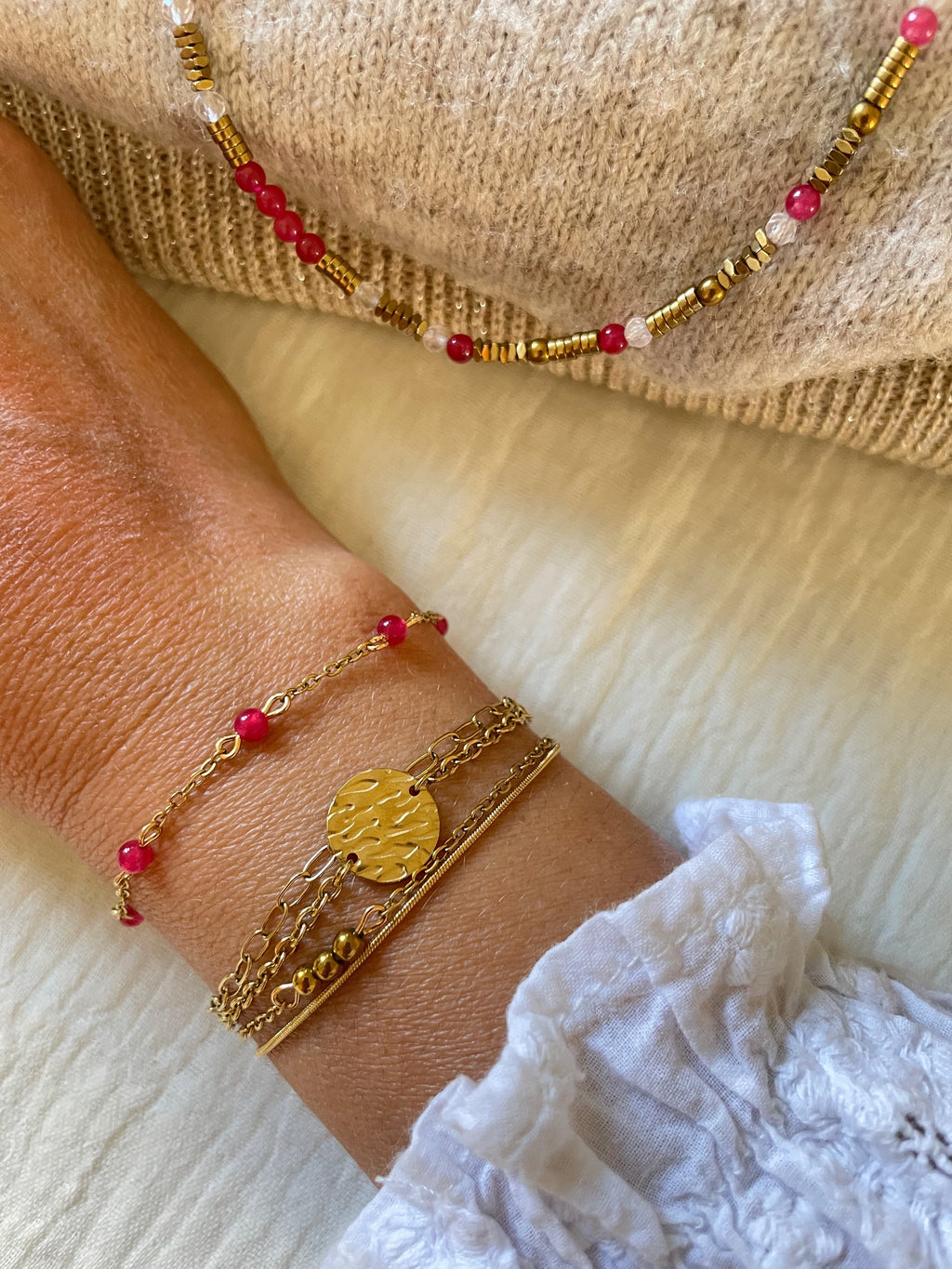 Bracelet en pierres naturelles et chaîne en acier inoxydable doré