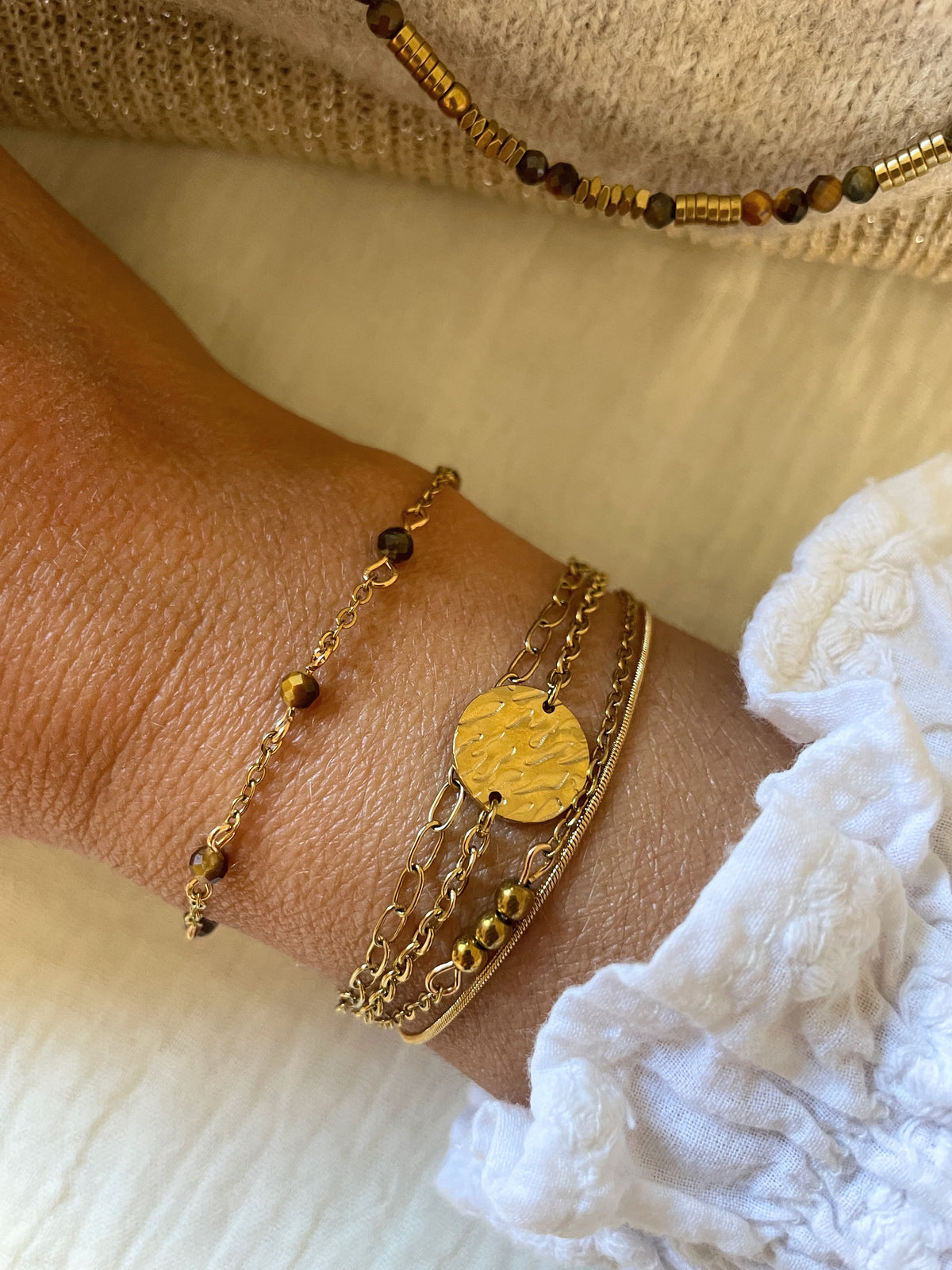 Bracelet en pierres naturelles et chaîne en acier inoxydable doré