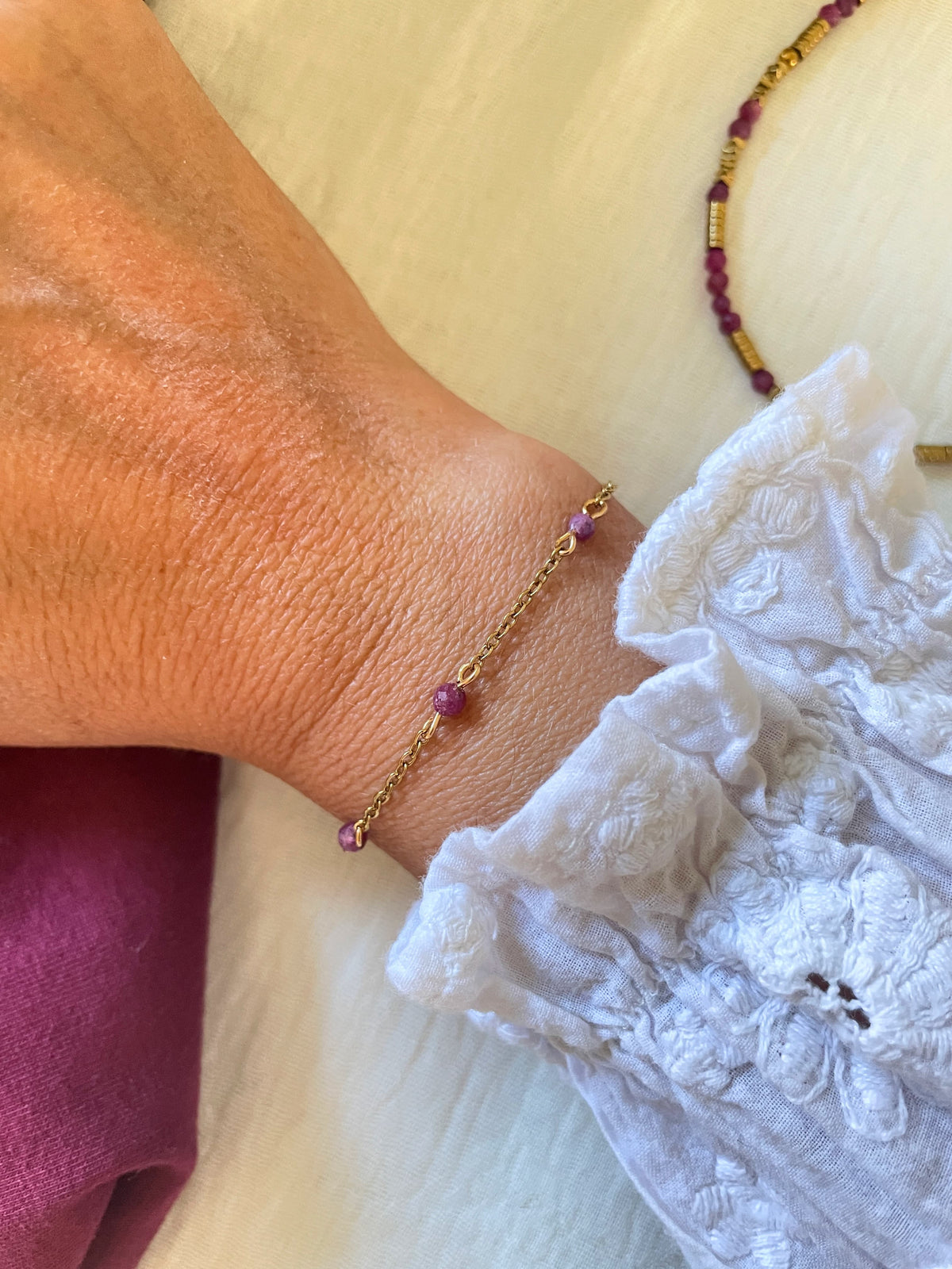Bracelet en pierres naturelles et chaîne en acier inoxydable doré